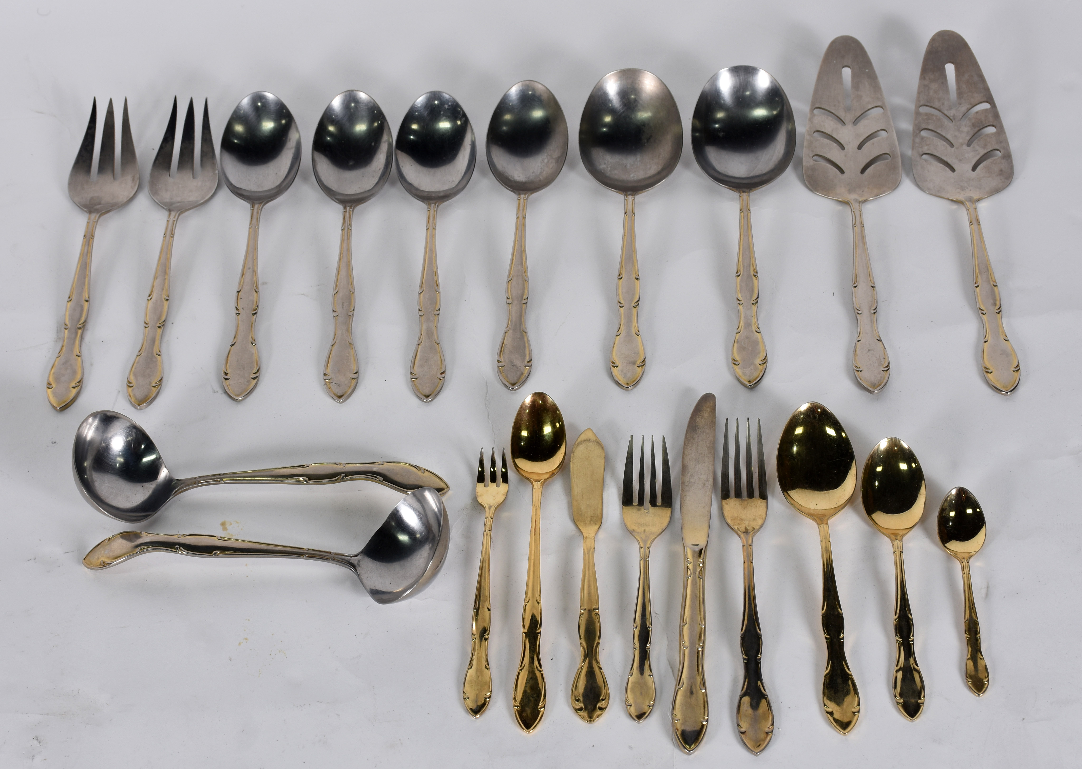 Faqueiro de metal dourado , composto de , 24 garfos,23 facas, 23... - foto 1 de 3