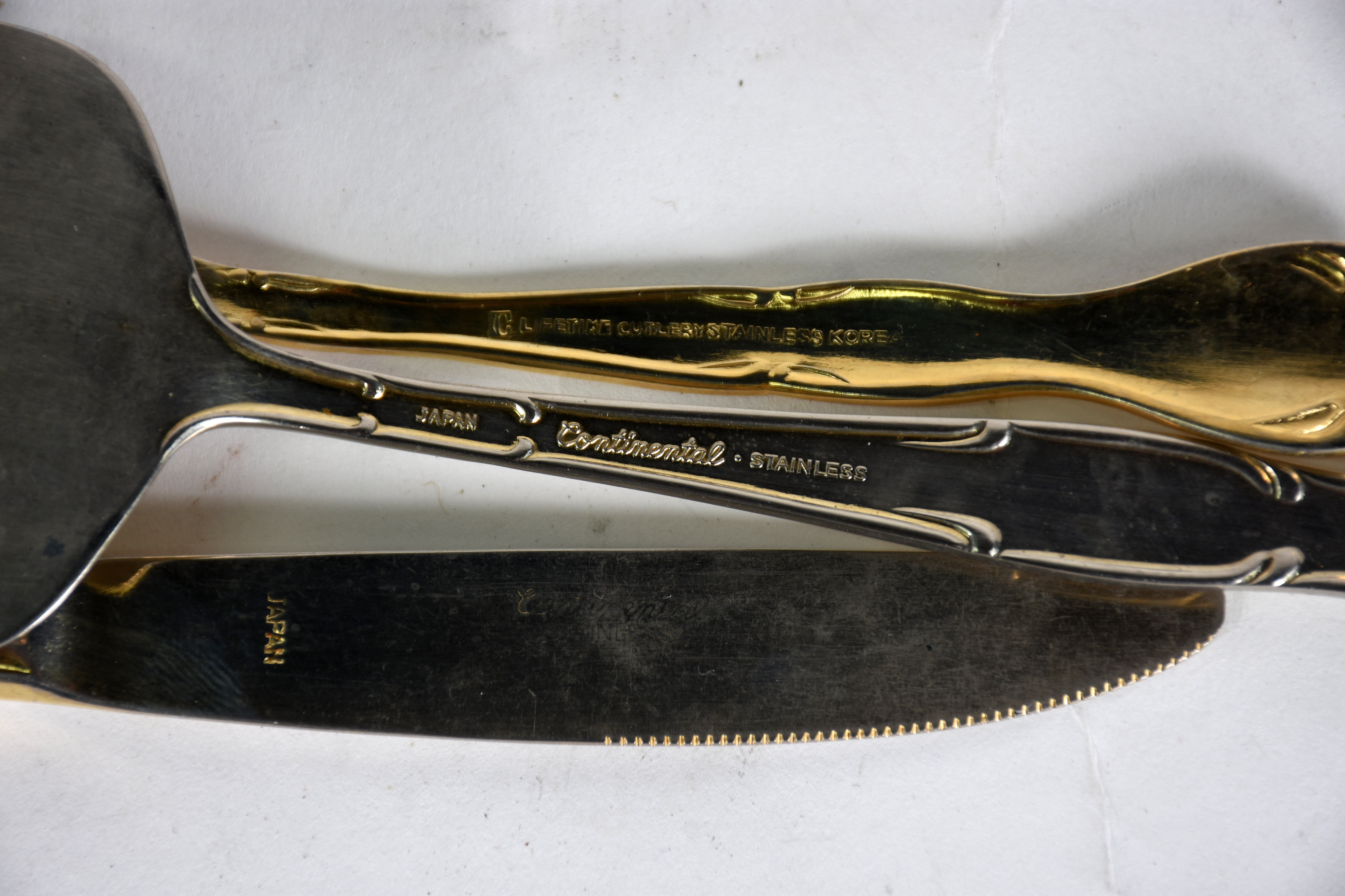 Faqueiro de metal dourado , composto de , 24 garfos,23 facas, 23... - foto 2 de 3