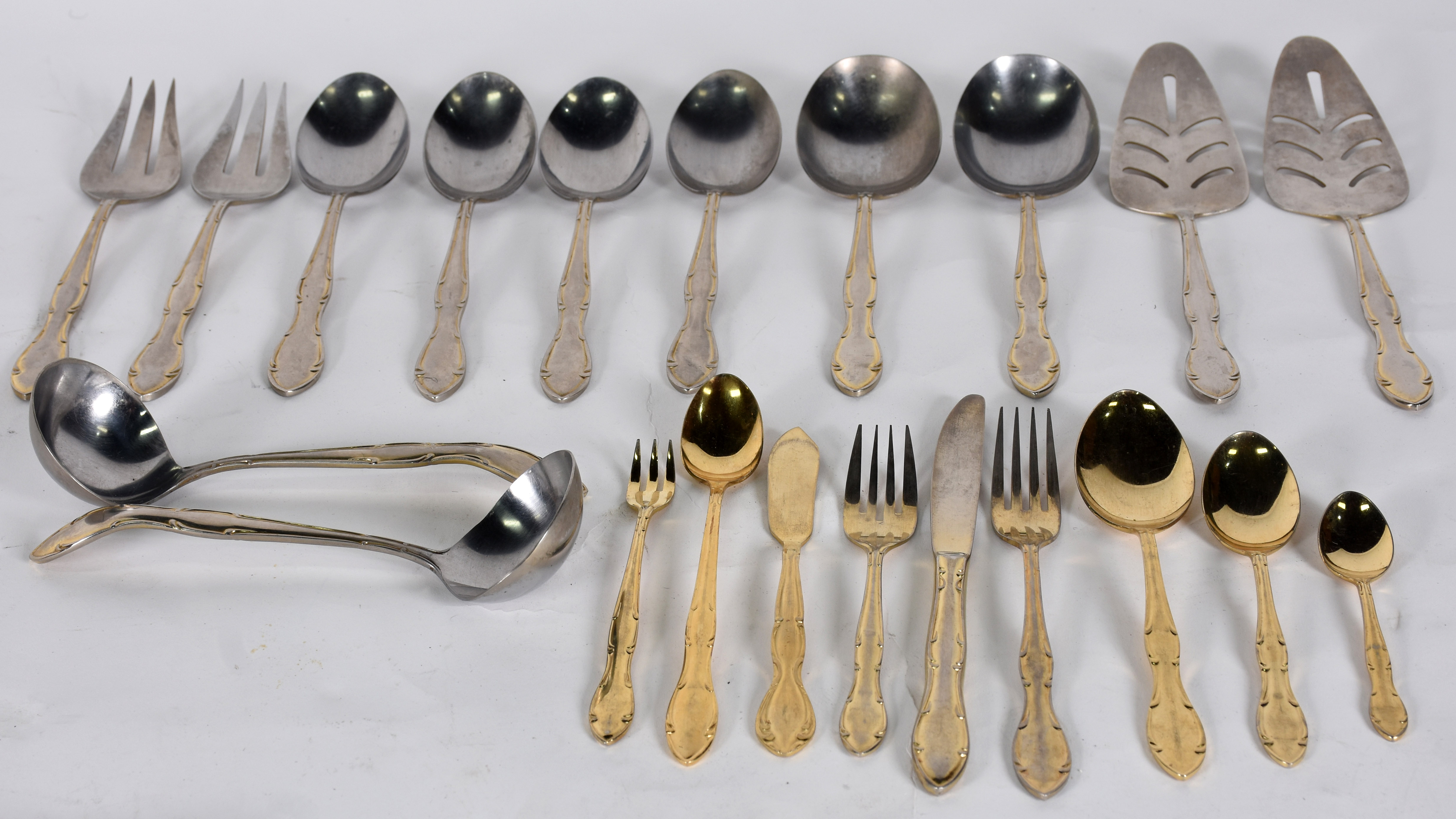 Faqueiro de metal dourado , composto de , 24 garfos,23 facas, 23... - foto 3 de 3