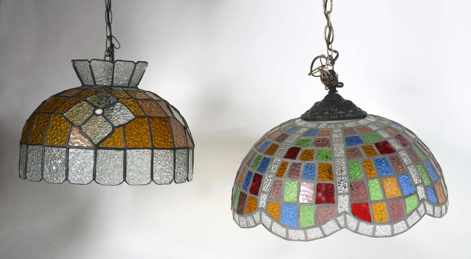 Duas luminárias de teto com placas de vidro colorido. - foto 1 de 2