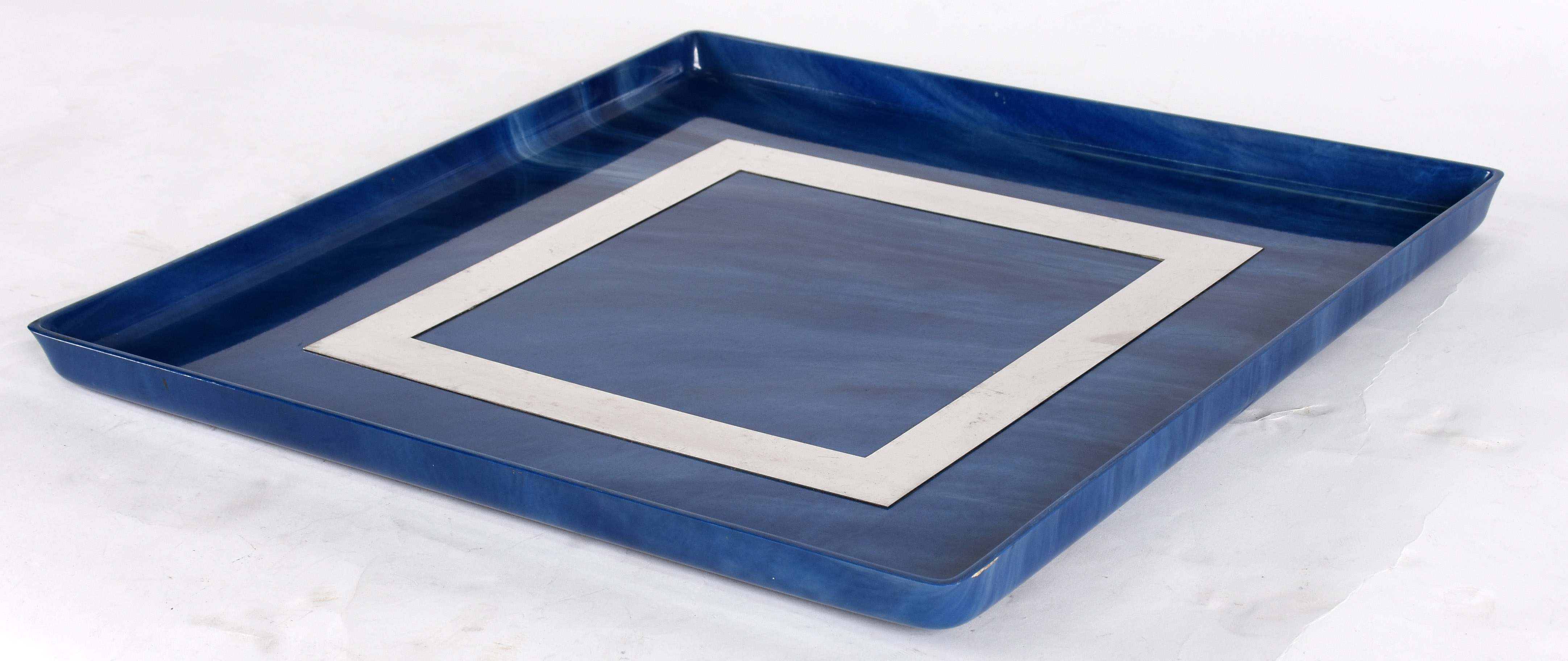 Bandeja de material sintético na cor azul com detalhe em inox . - foto 1 de 4
