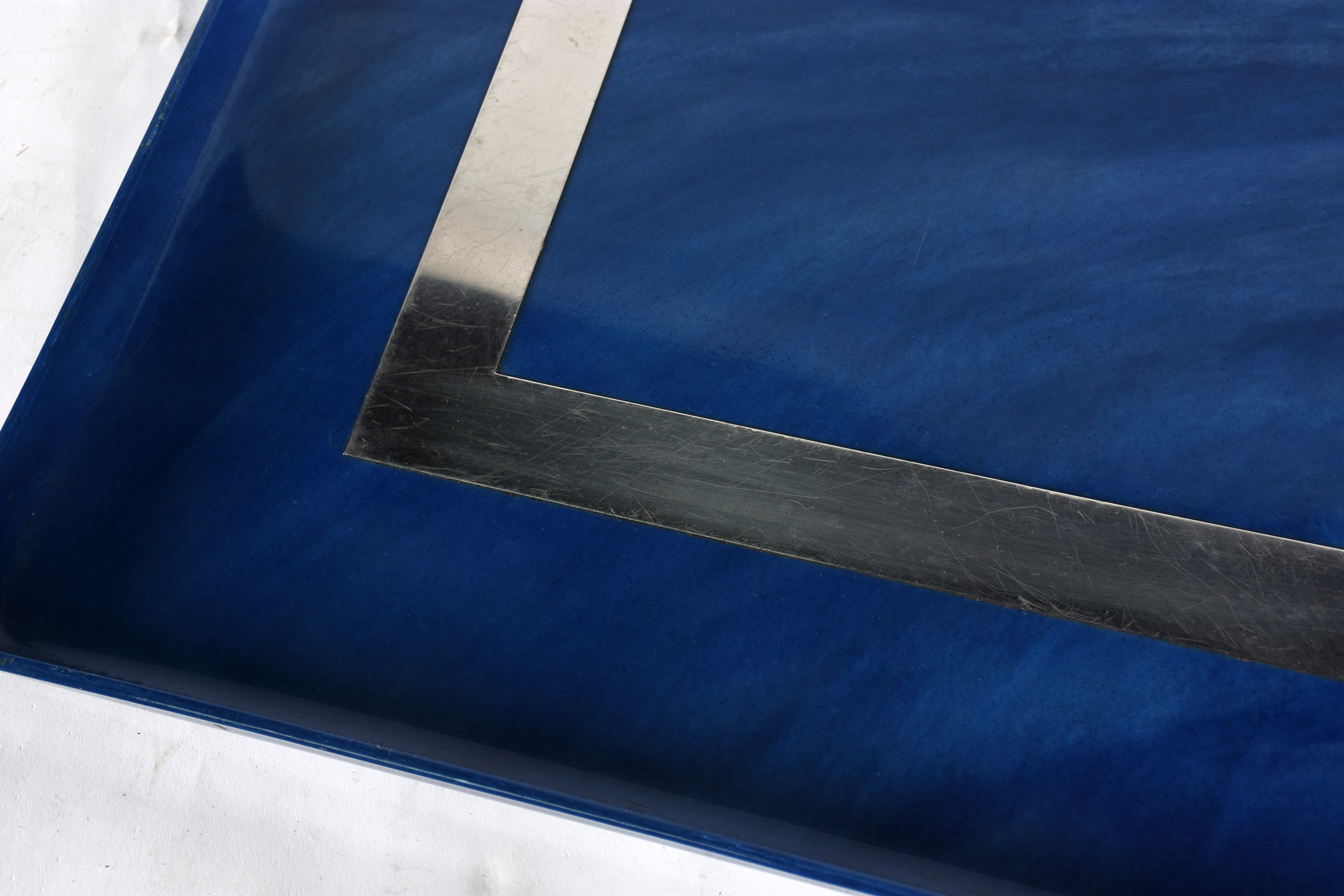 Bandeja de material sintético na cor azul com detalhe em inox . - foto 4 de 4