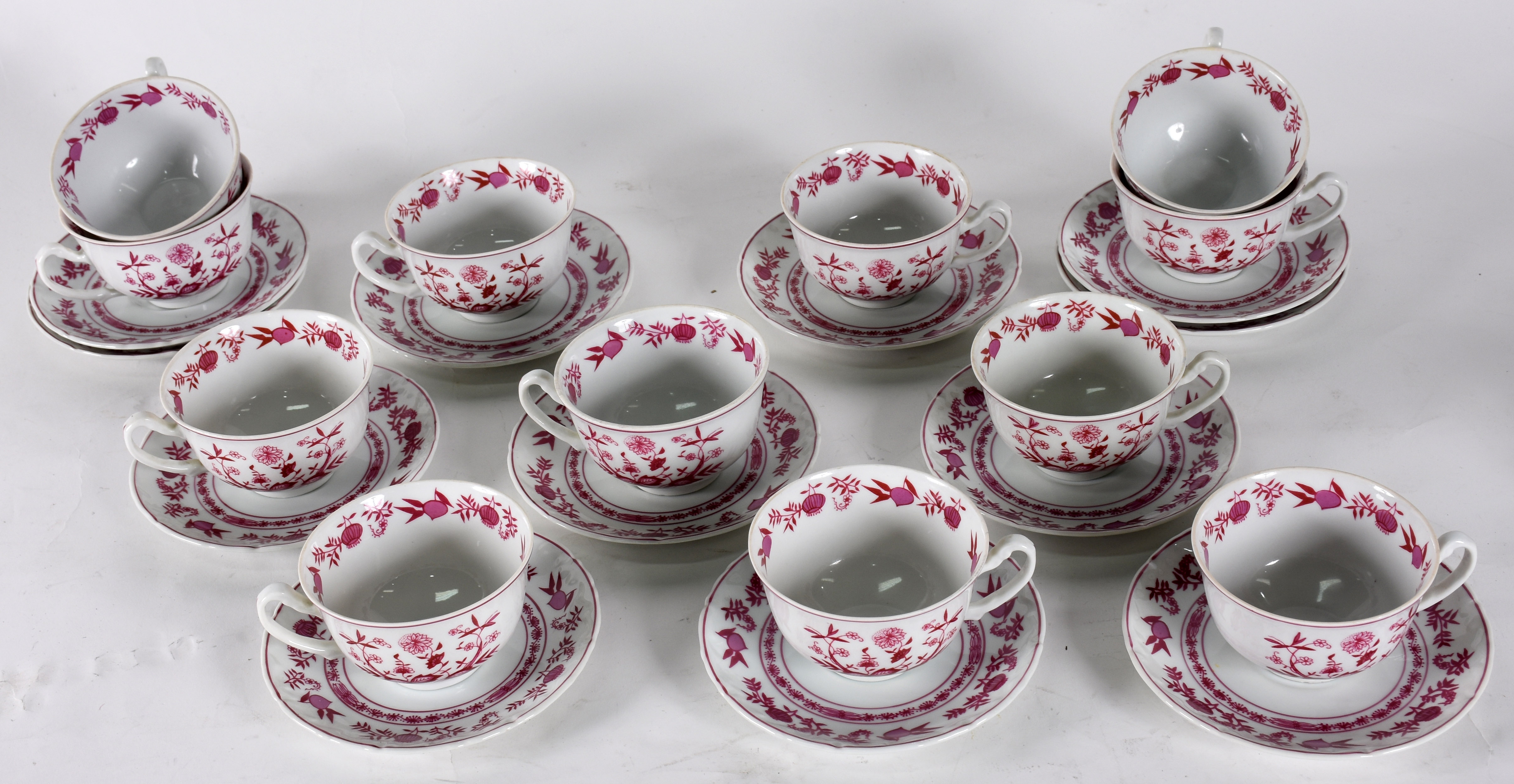 Doze xícaras para chá com pires de porcelana Steatita, decoração "... - foto 1 de 3