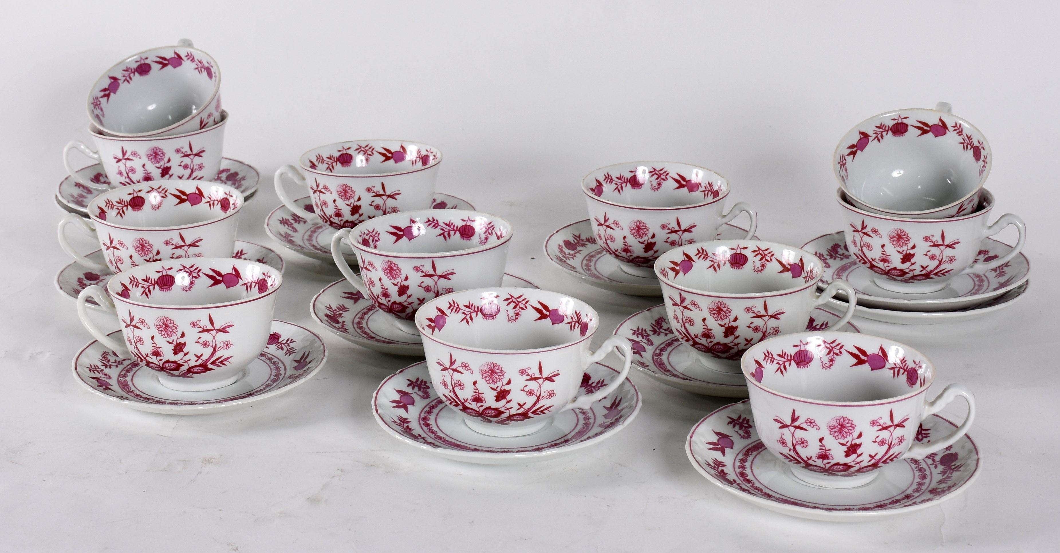 Doze xícaras para chá com pires de porcelana Steatita, decoração "... - foto 2 de 3