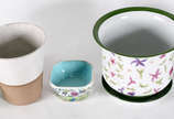 Cinco peças de porcelana sendo, 2 cachepots com... - Cinco peças de porcelana sendo, 2 cachepots com prato , vaso , e 2 bowls .
