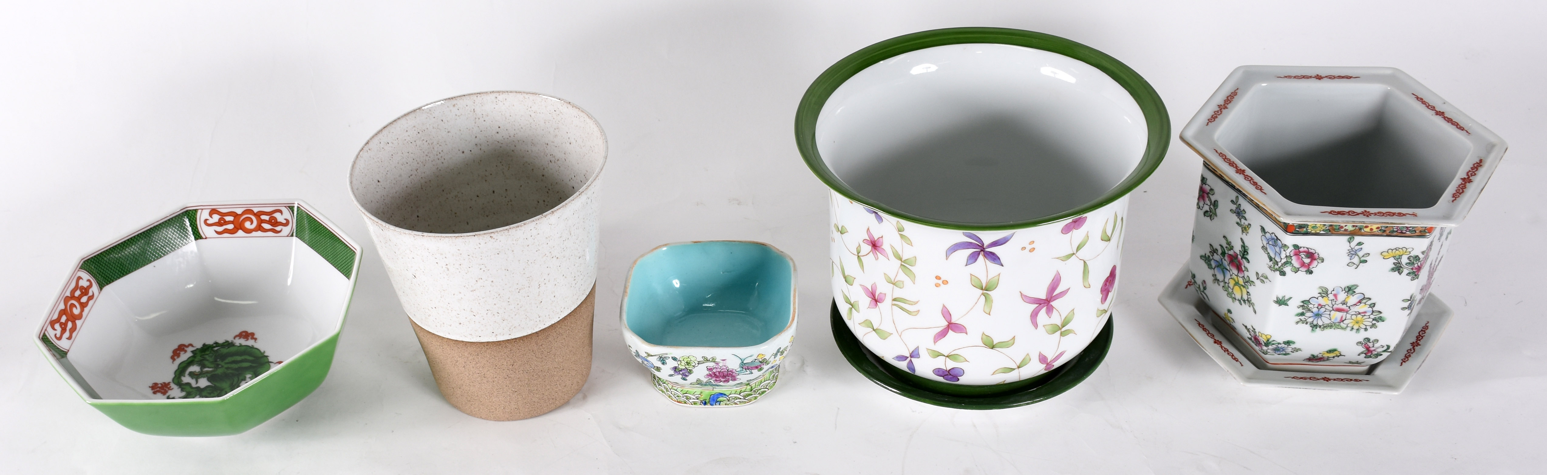 Cinco peças de porcelana sendo, 2 cachepots com prato , vaso , e 2... - foto 1 de 6