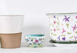 Cinco peças de porcelana sendo, 2 cachepots com... - Cinco peças de porcelana sendo, 2 cachepots com prato , vaso , e 2 bowls .