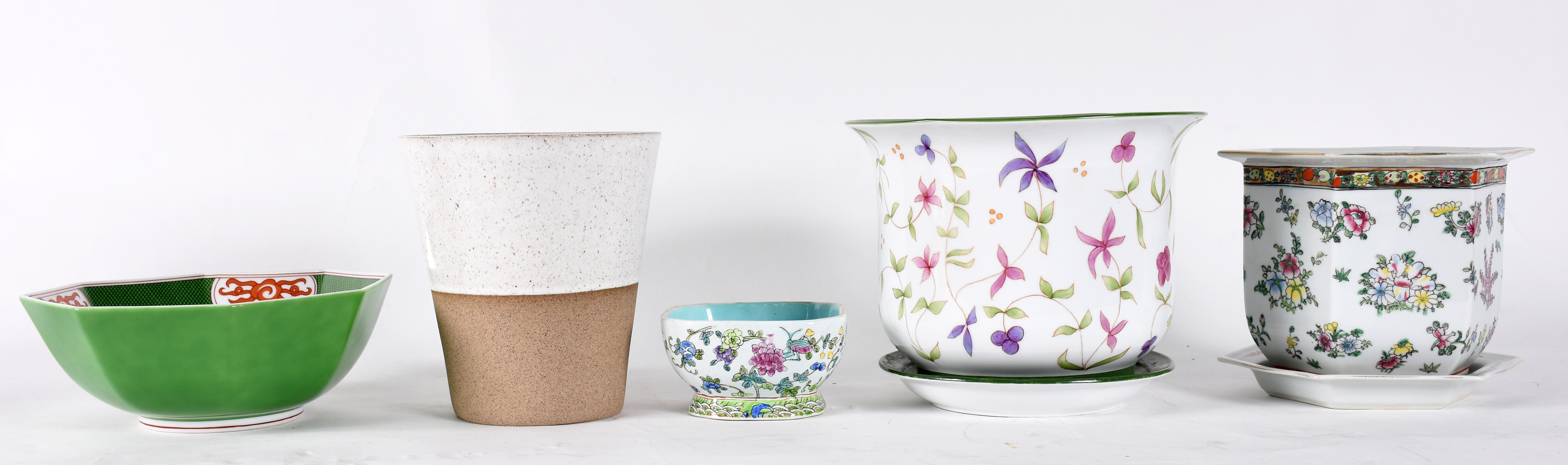 Cinco peças de porcelana sendo, 2 cachepots com prato , vaso , e 2... - foto 2 de 6