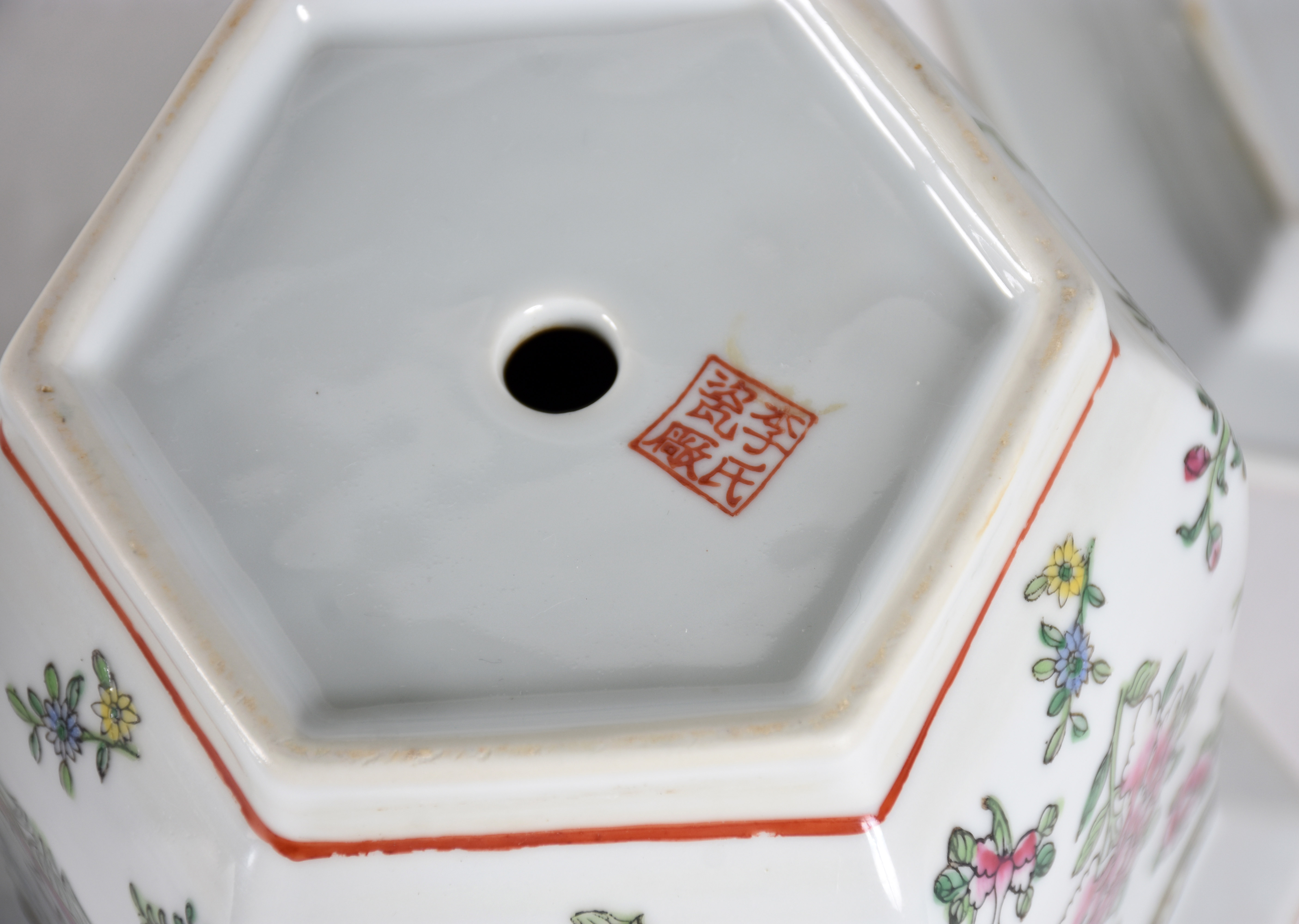 Cinco peças de porcelana sendo, 2 cachepots com prato , vaso , e 2... - foto 6 de 6