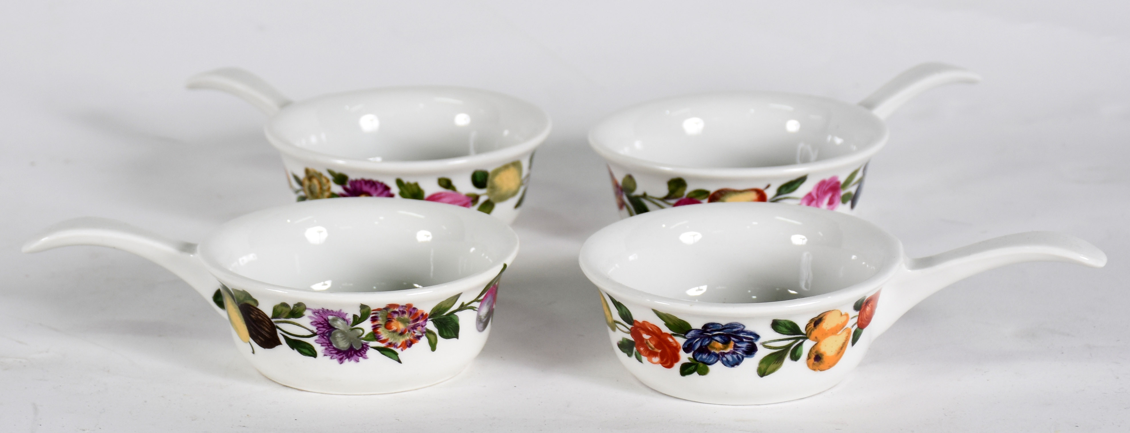Quatro pequenas molheiras de porcelana francesa com flores e legumes... - foto 2 de 3