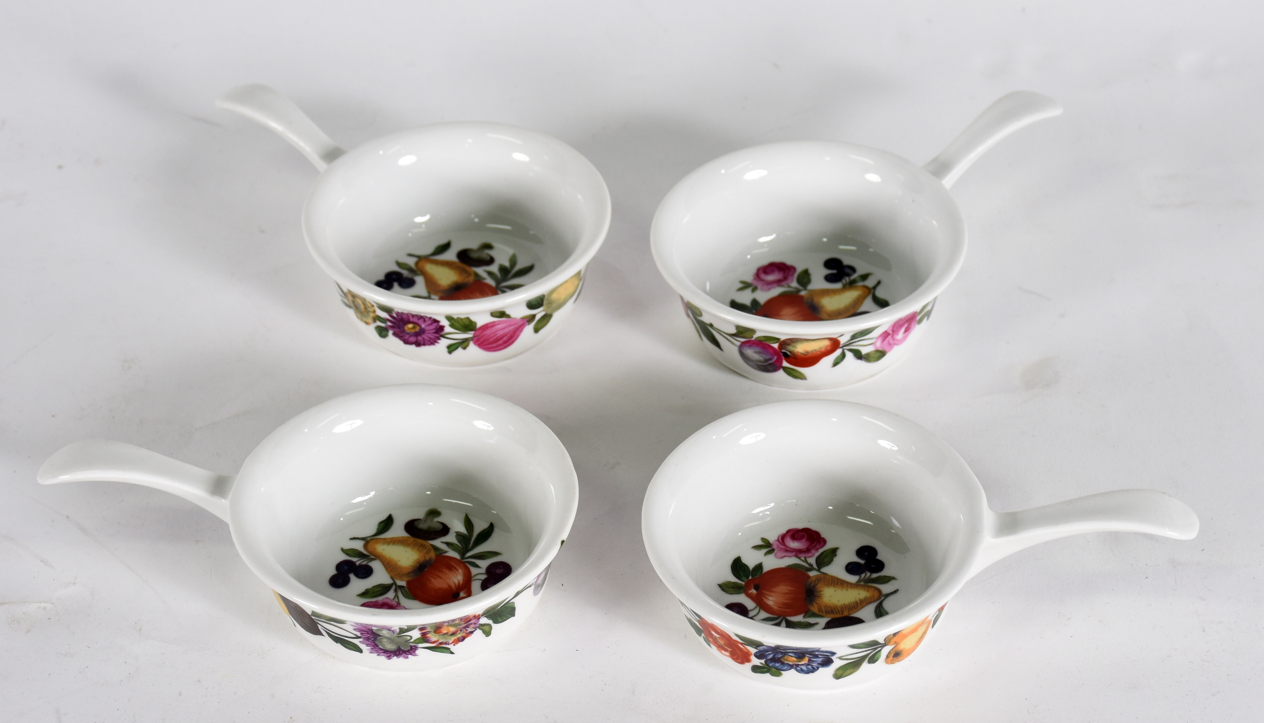 Quatro pequenas molheiras de porcelana francesa com flores e legumes... - foto 1 de 3