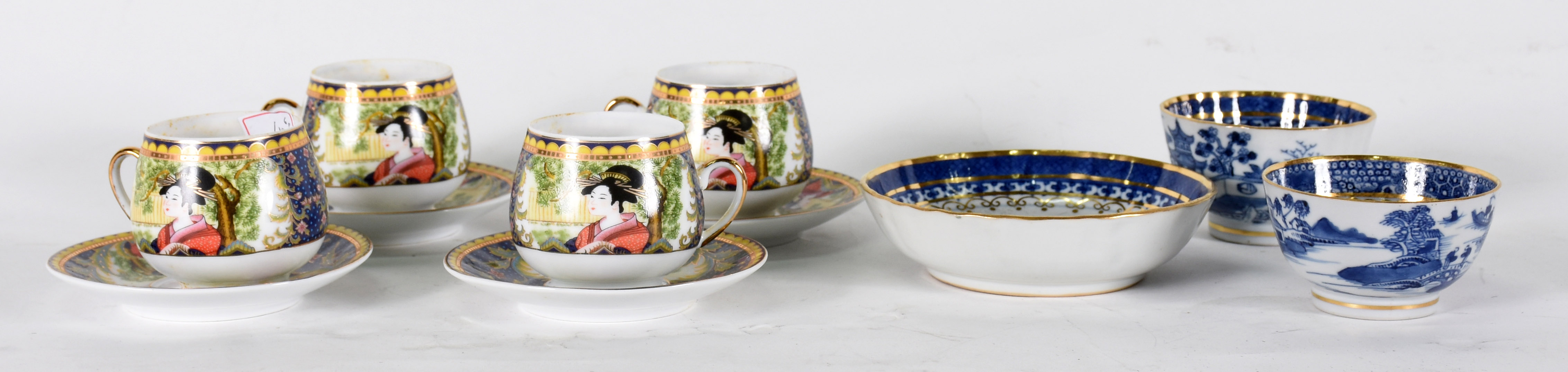 Quatro xícaras , 2 bowls e 1 pratinho de porcelana oriental .Total 6... - foto 2 de 4