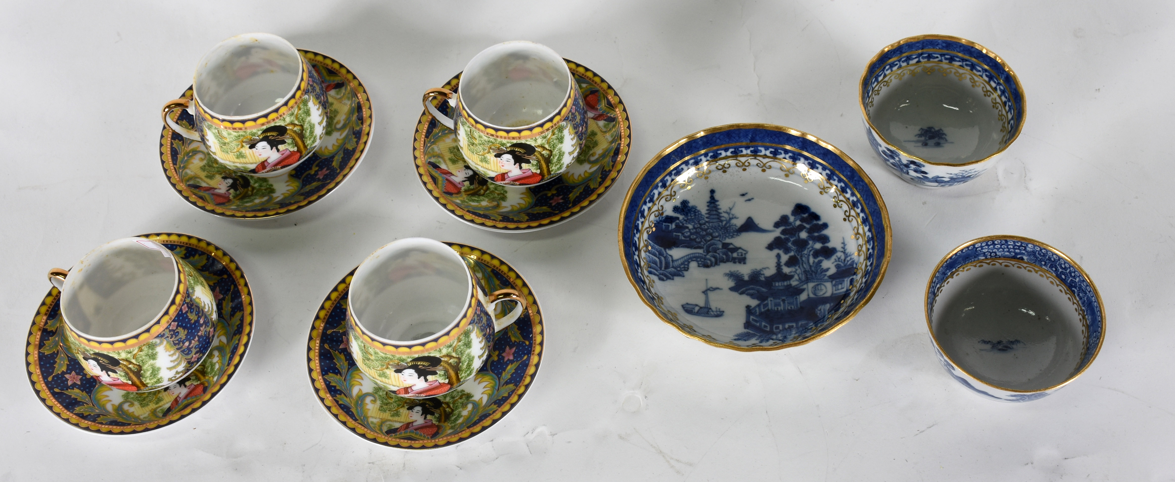 Quatro xícaras , 2 bowls e 1 pratinho de porcelana oriental .Total 6... - foto 1 de 4