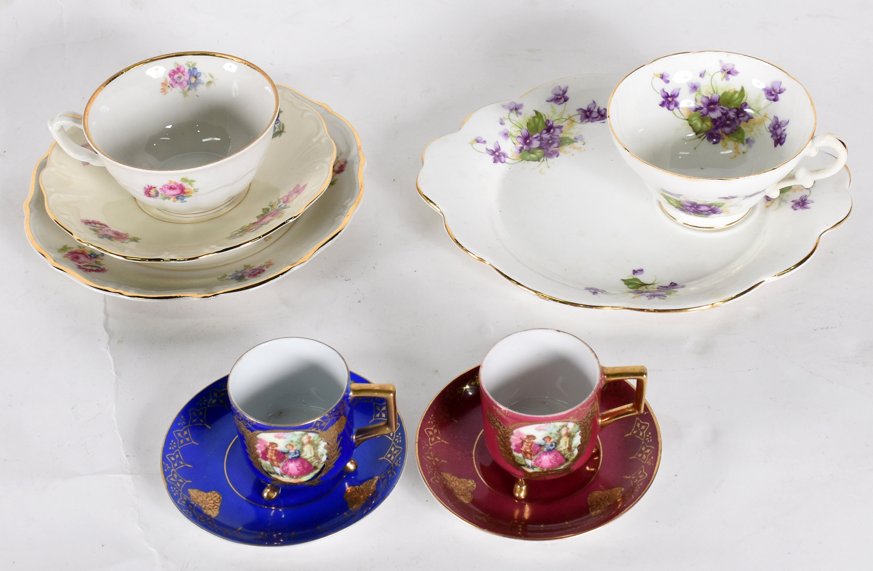 Quatro peças sendo 2 xícaras para café de porcelana pintadas à mão... - foto 1 de 4