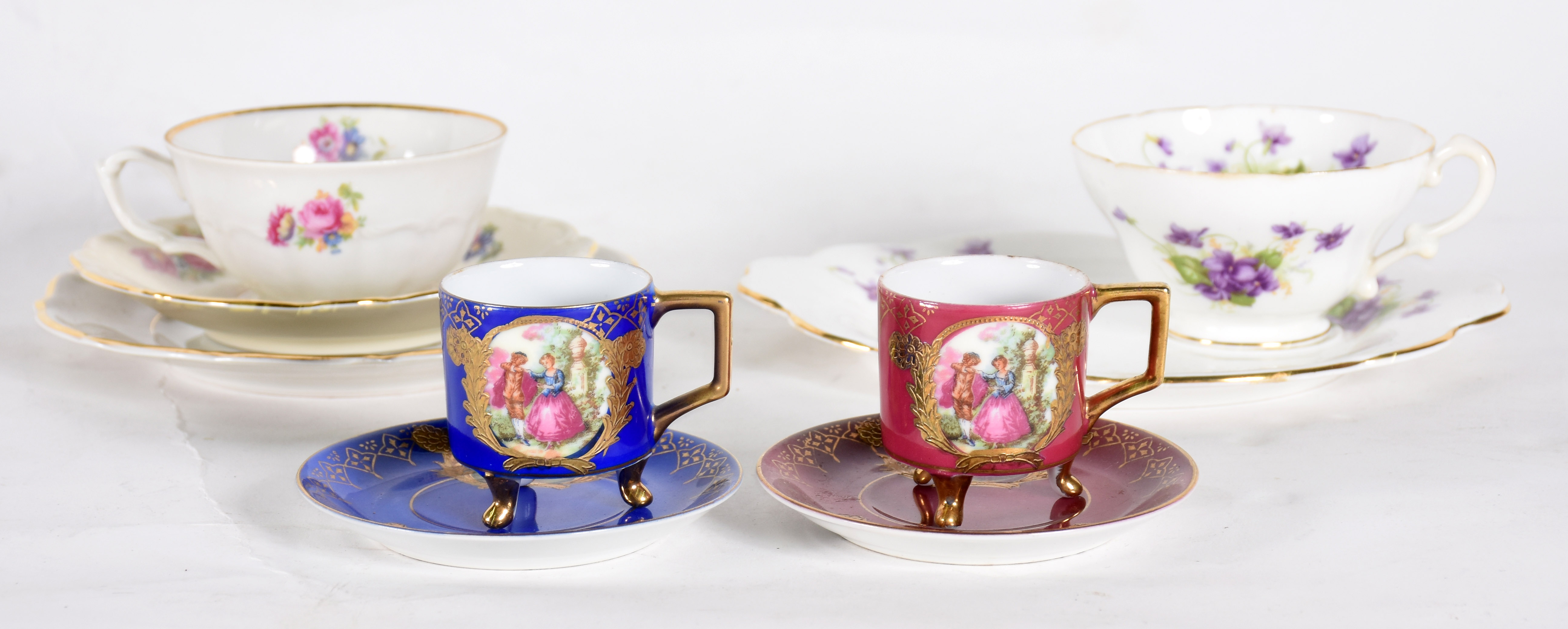Quatro peças sendo 2 xícaras para café de porcelana pintadas à mão... - foto 2 de 4