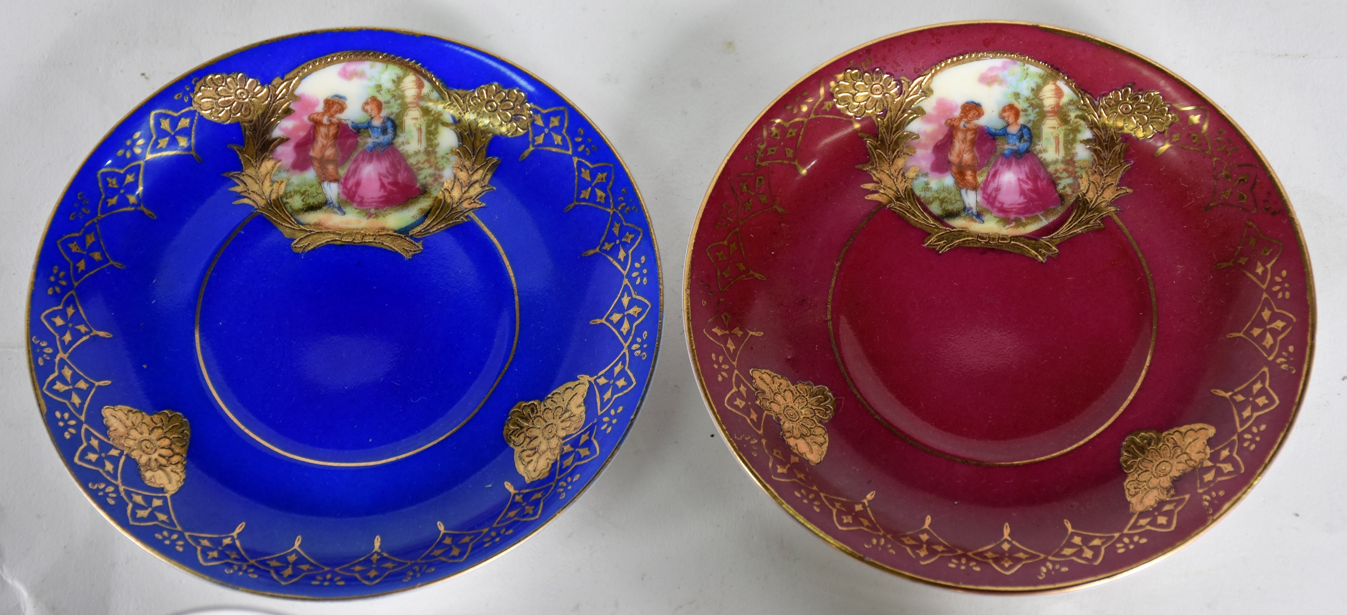 Quatro peças sendo 2 xícaras para café de porcelana pintadas à mão... - foto 3 de 4