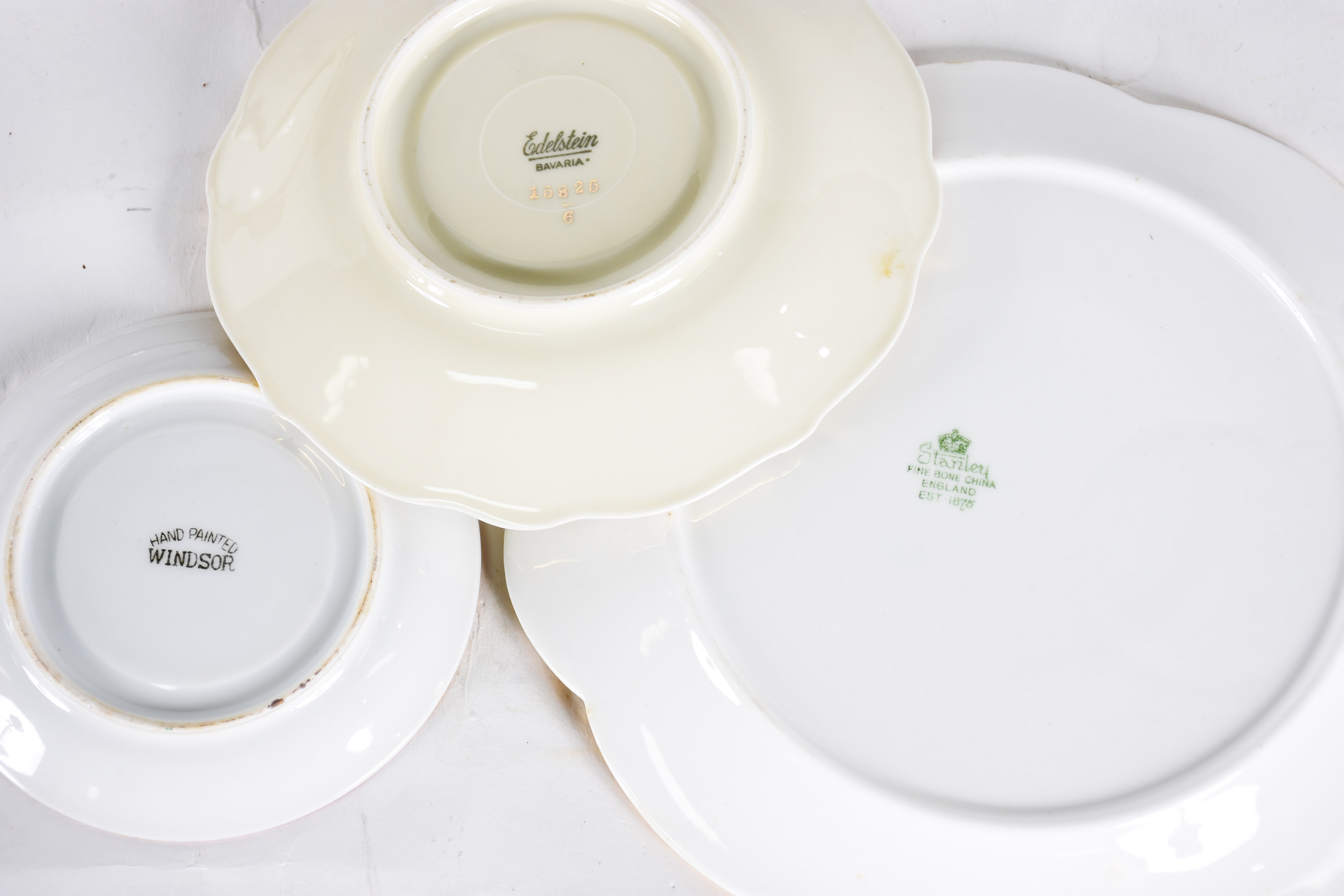 Quatro peças sendo 2 xícaras para café de porcelana pintadas à mão... - foto 4 de 4