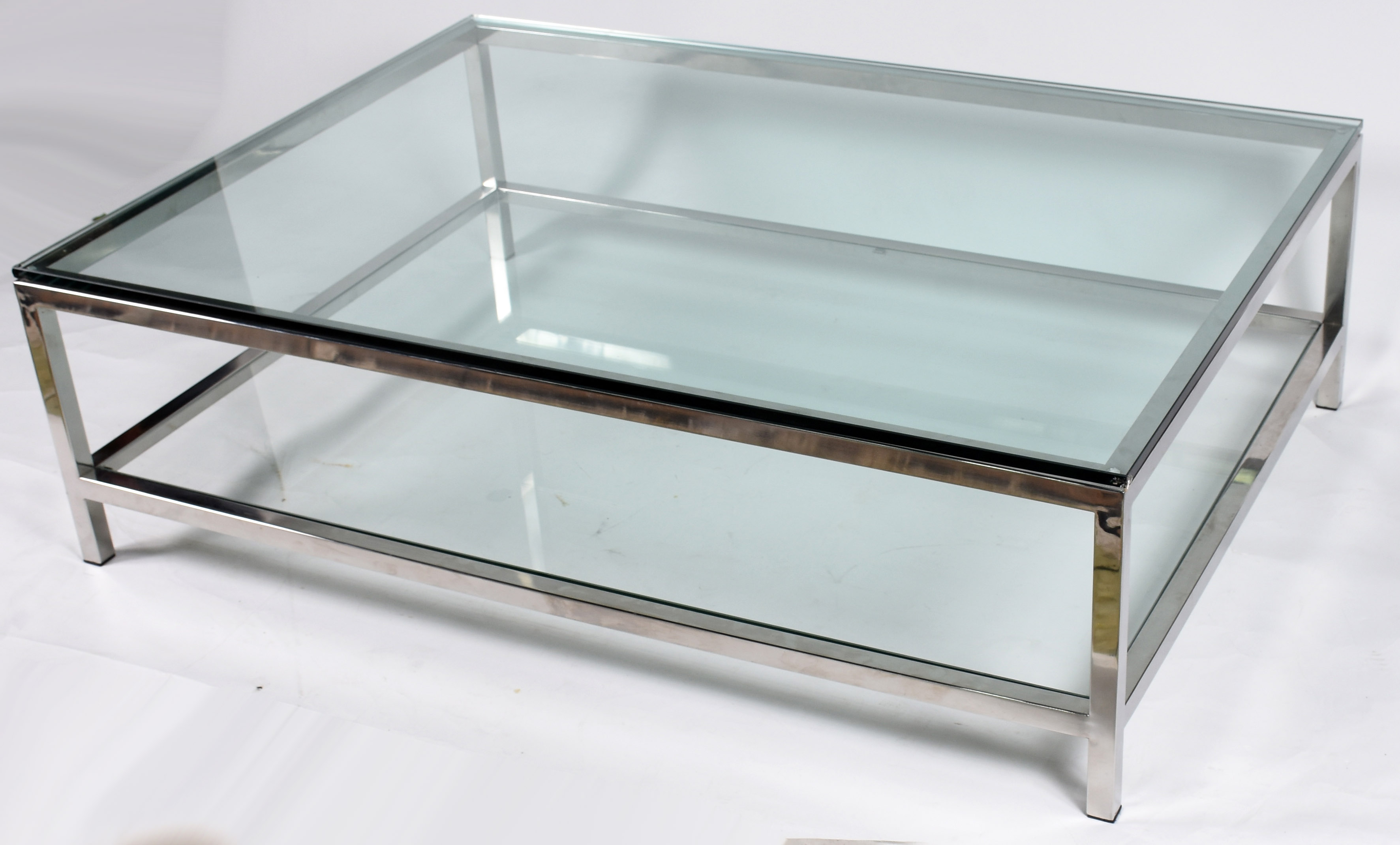 Mesa de centro com base de metal prateado e tampo de vidro. - foto 1 de 3