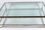 Mesa de centro com base de metal prateado e tam... - Mesa de centro com base de metal prateado e tampo de vidro.