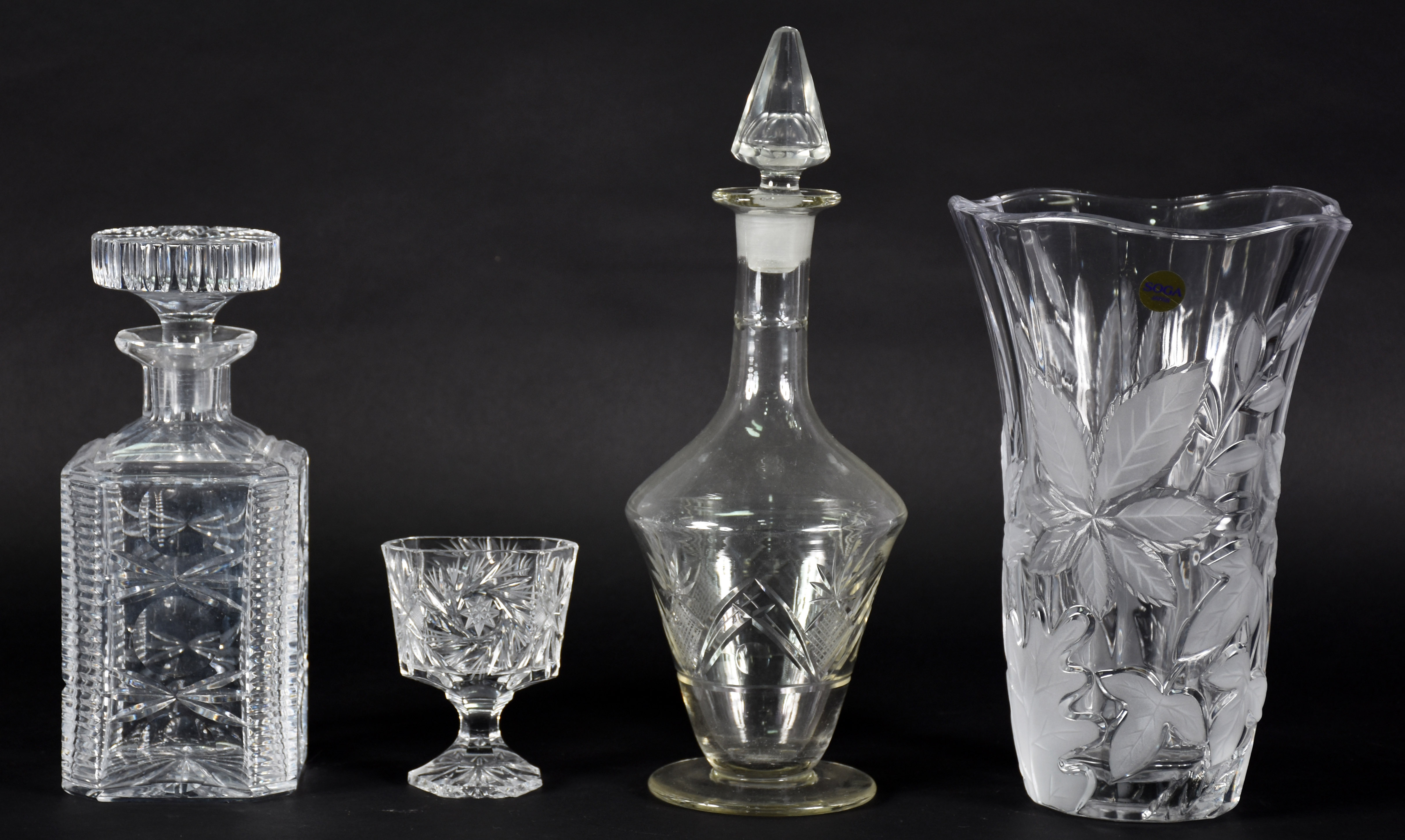 Quatro peças de vidro , 2 garrafas , vaso e pequeno vaso . - foto 1 de 5