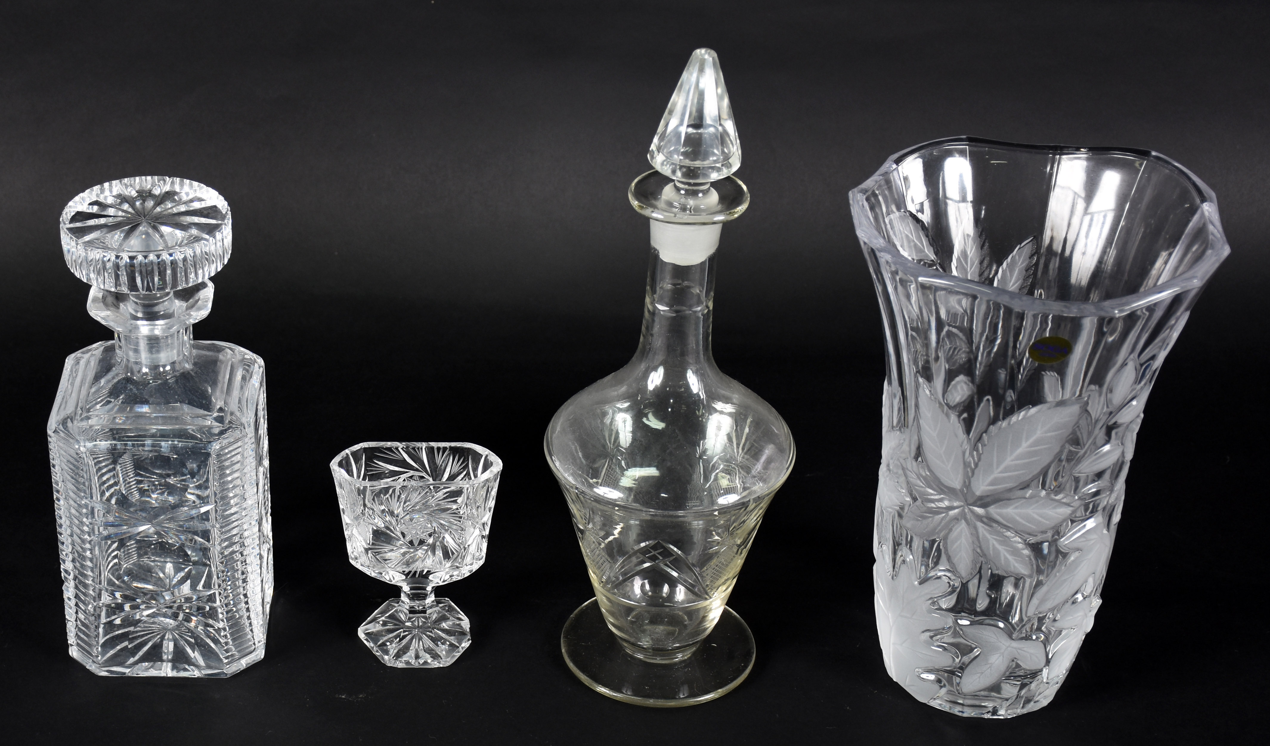 Quatro peças de vidro , 2 garrafas , vaso e pequeno vaso . - foto 2 de 5
