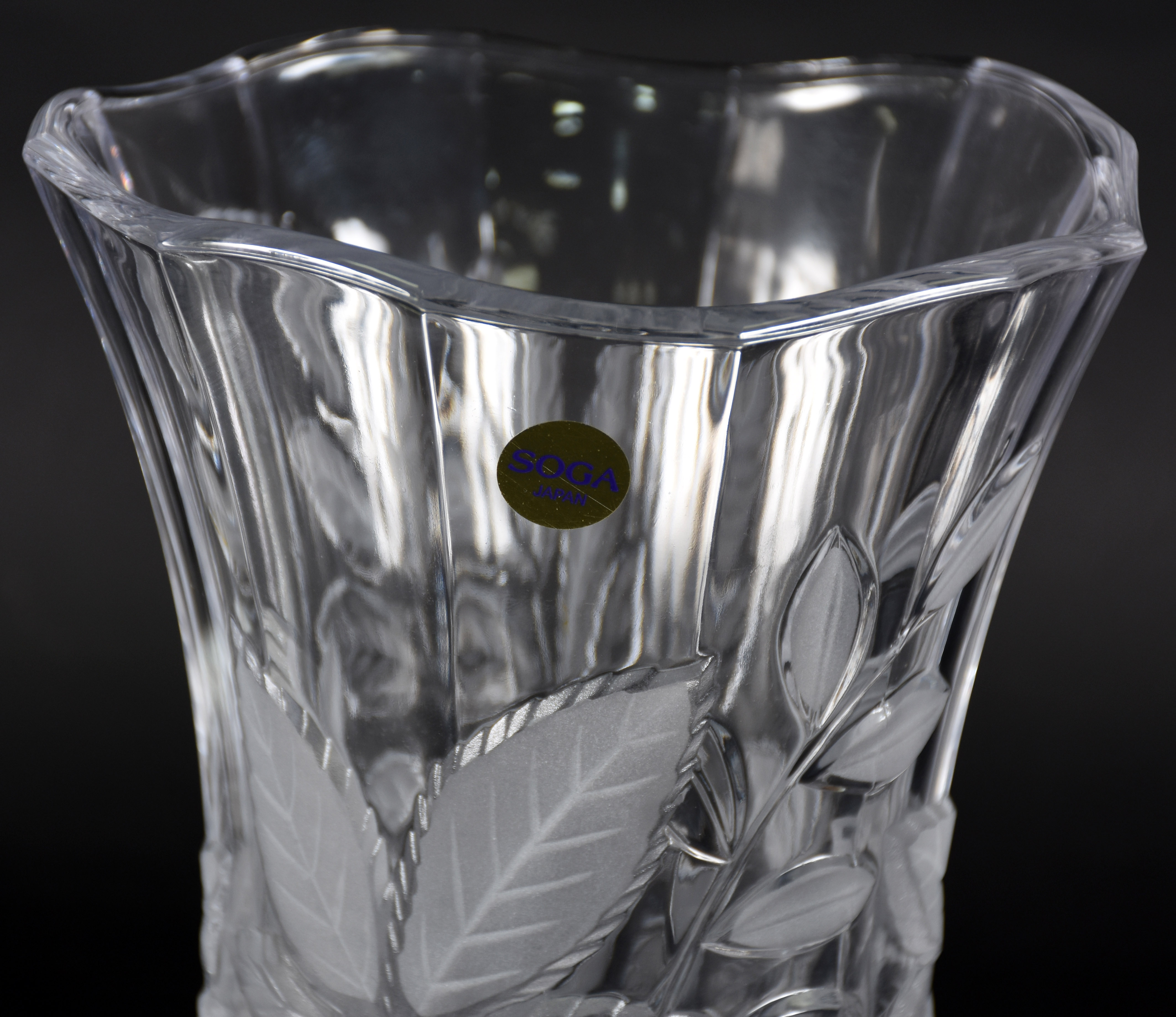 Quatro peças de vidro , 2 garrafas , vaso e pequeno vaso . - foto 4 de 5