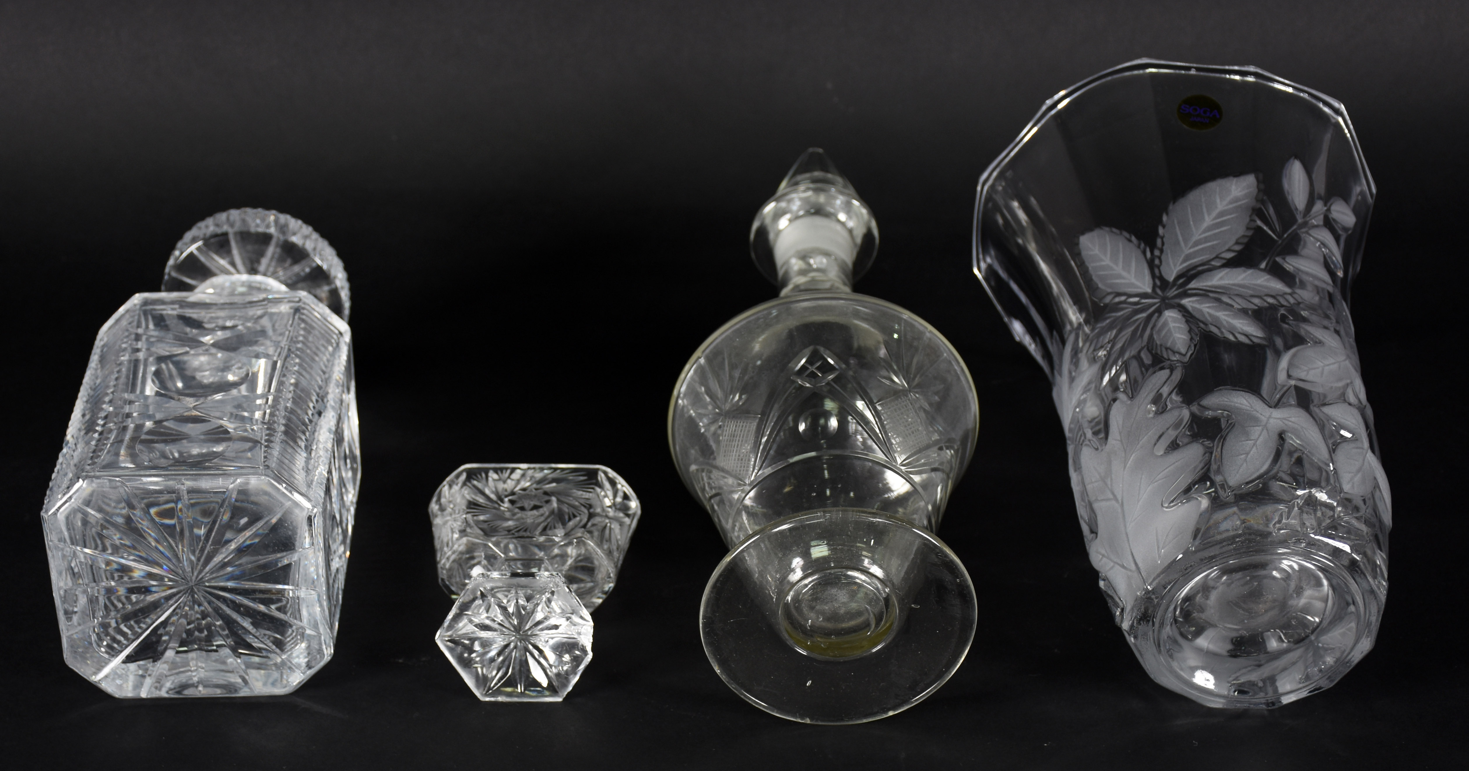 Quatro peças de vidro , 2 garrafas , vaso e pequeno vaso . - foto 5 de 5
