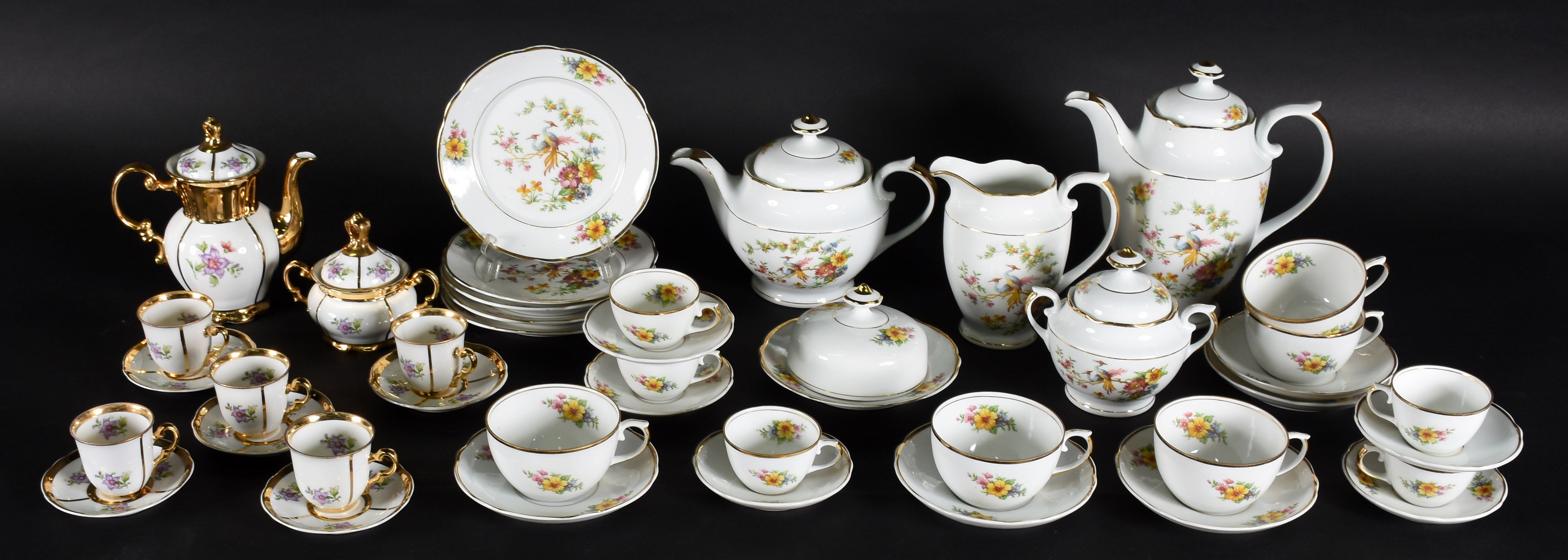 Dois serviços de porcelana Real para chá e café . - Cinco xícaras... - foto 1 de 4