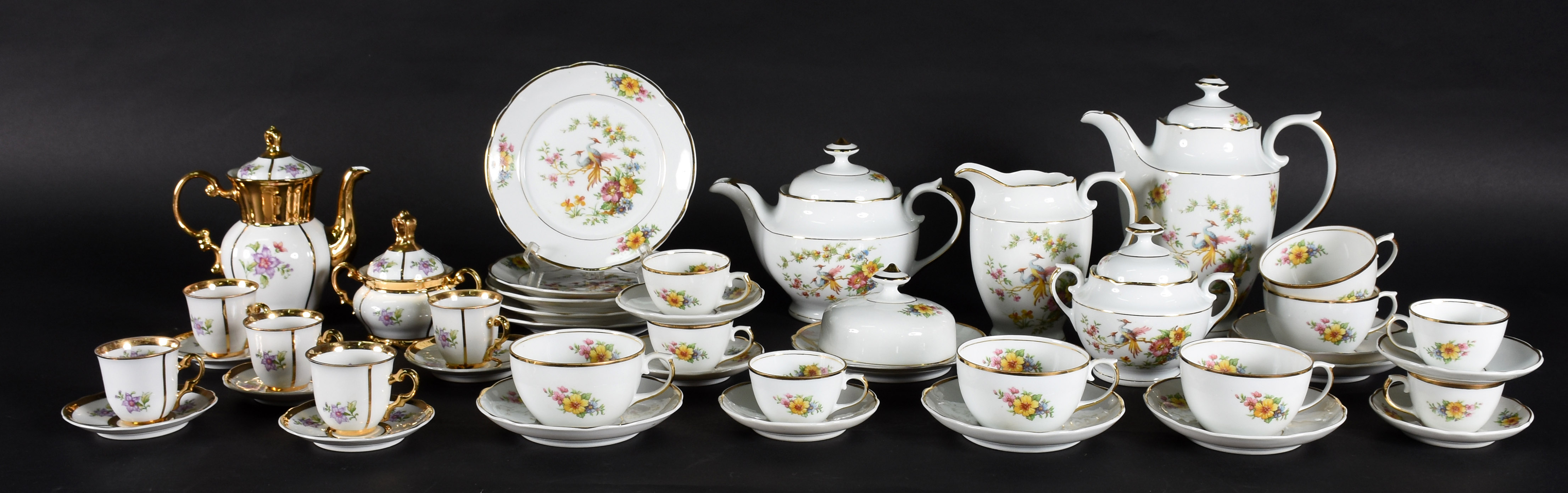 Dois serviços de porcelana Real para chá e café . - Cinco xícaras... - foto 2 de 4