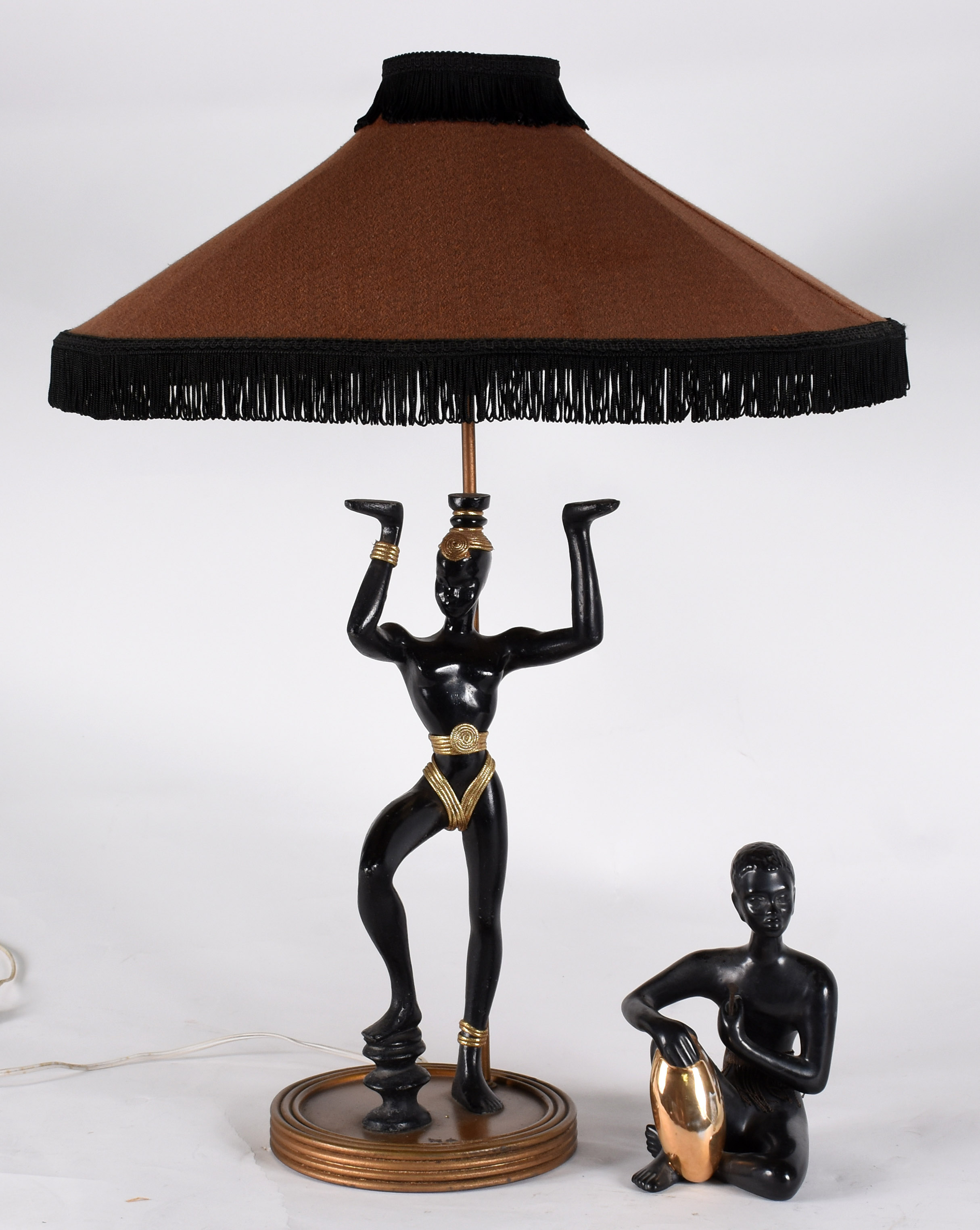 Duas peças, sendo: Abatjour com figura feminina estilizada de metal... - foto 1 de 6