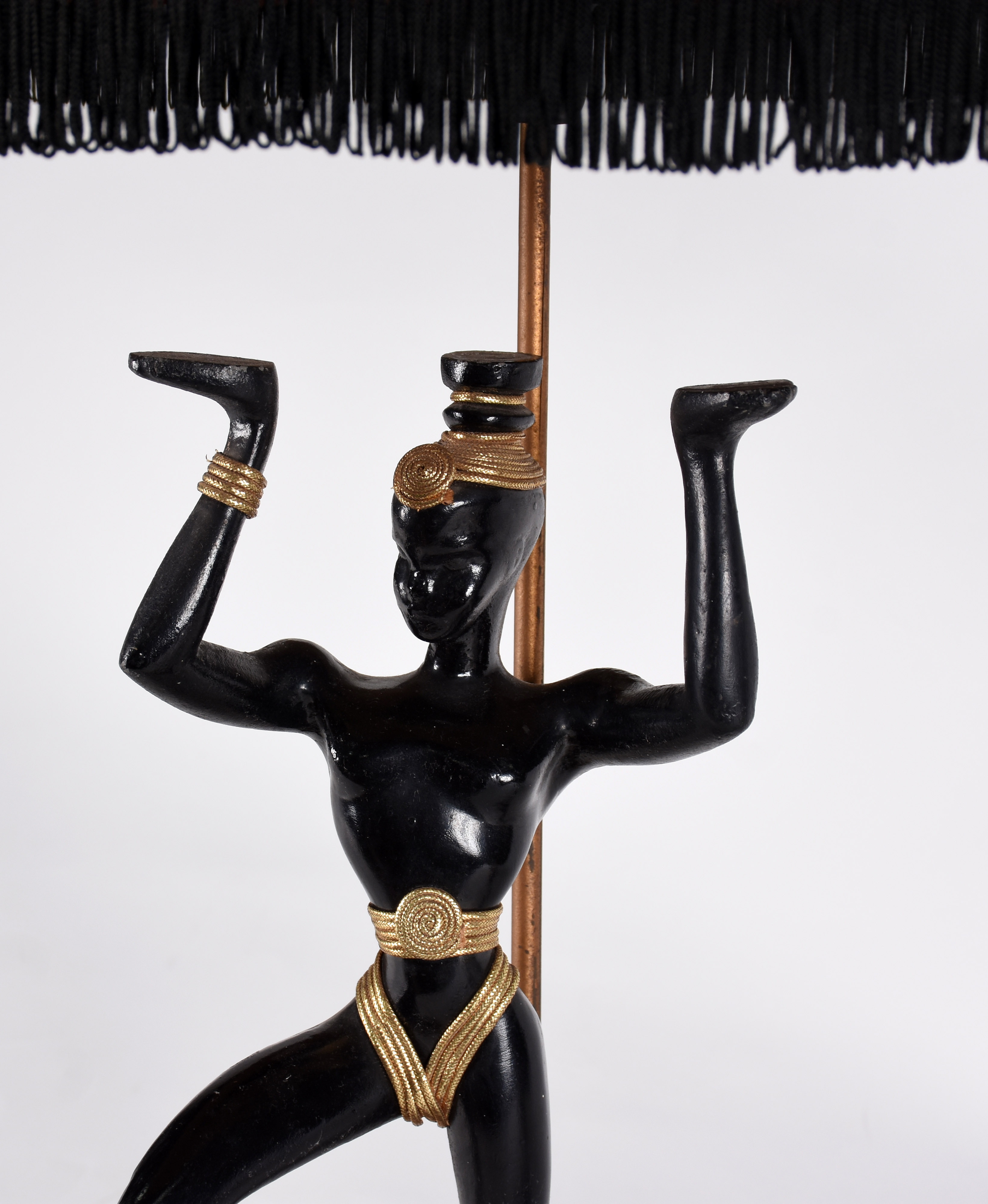 Duas peças, sendo: Abatjour com figura feminina estilizada de metal... - foto 3 de 6