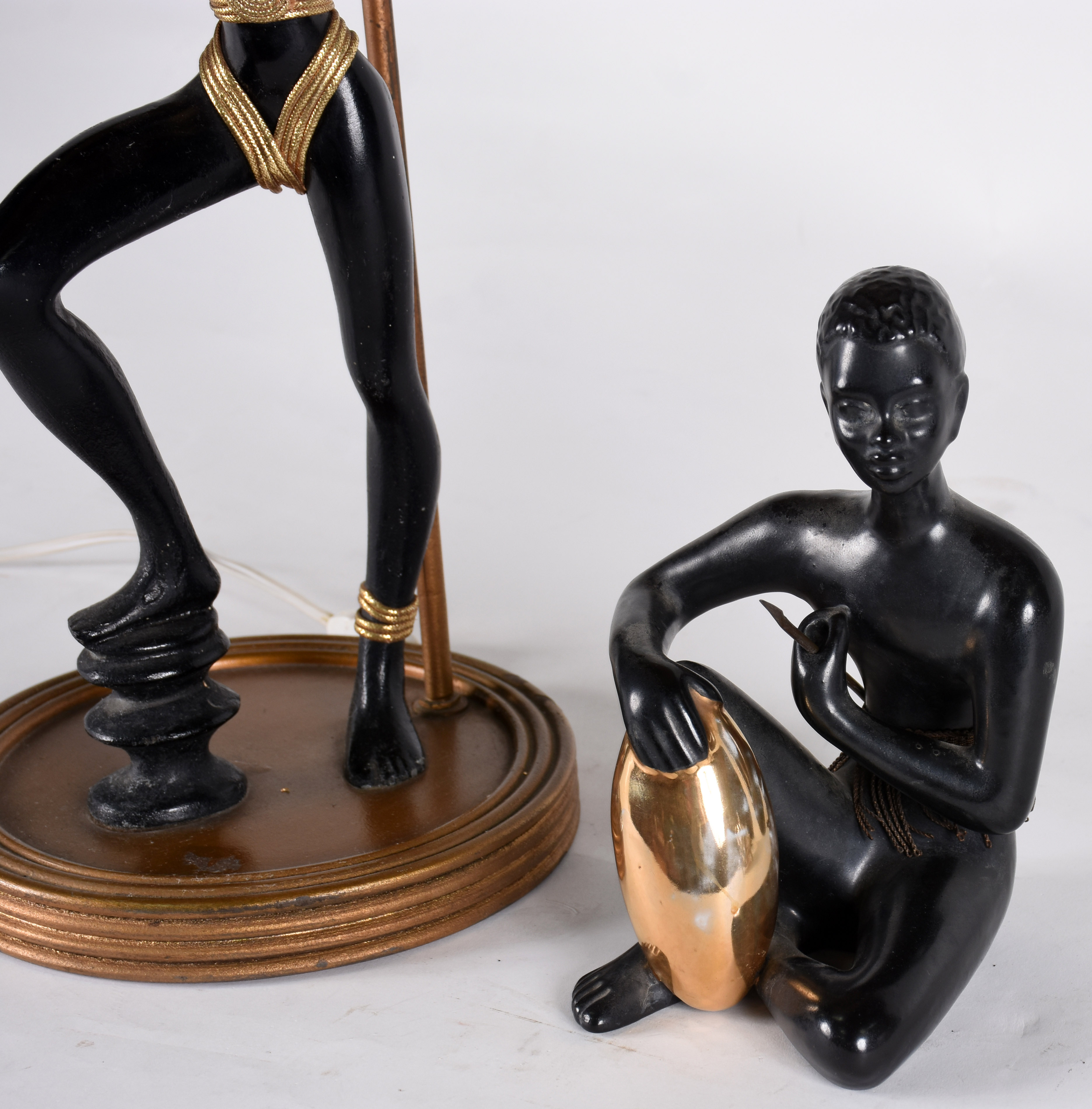 Duas peças, sendo: Abatjour com figura feminina estilizada de metal... - foto 5 de 6