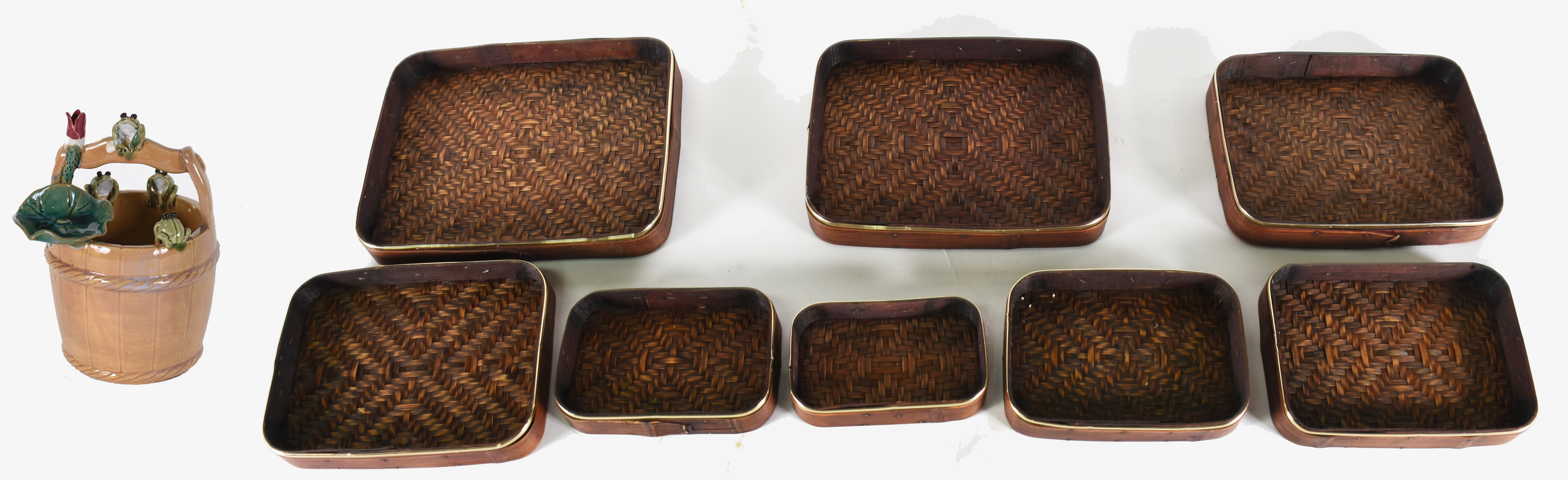 Conjunto com 8 bandejas encaixáveis de " palha " com borda de metal e... - foto 1 de 7