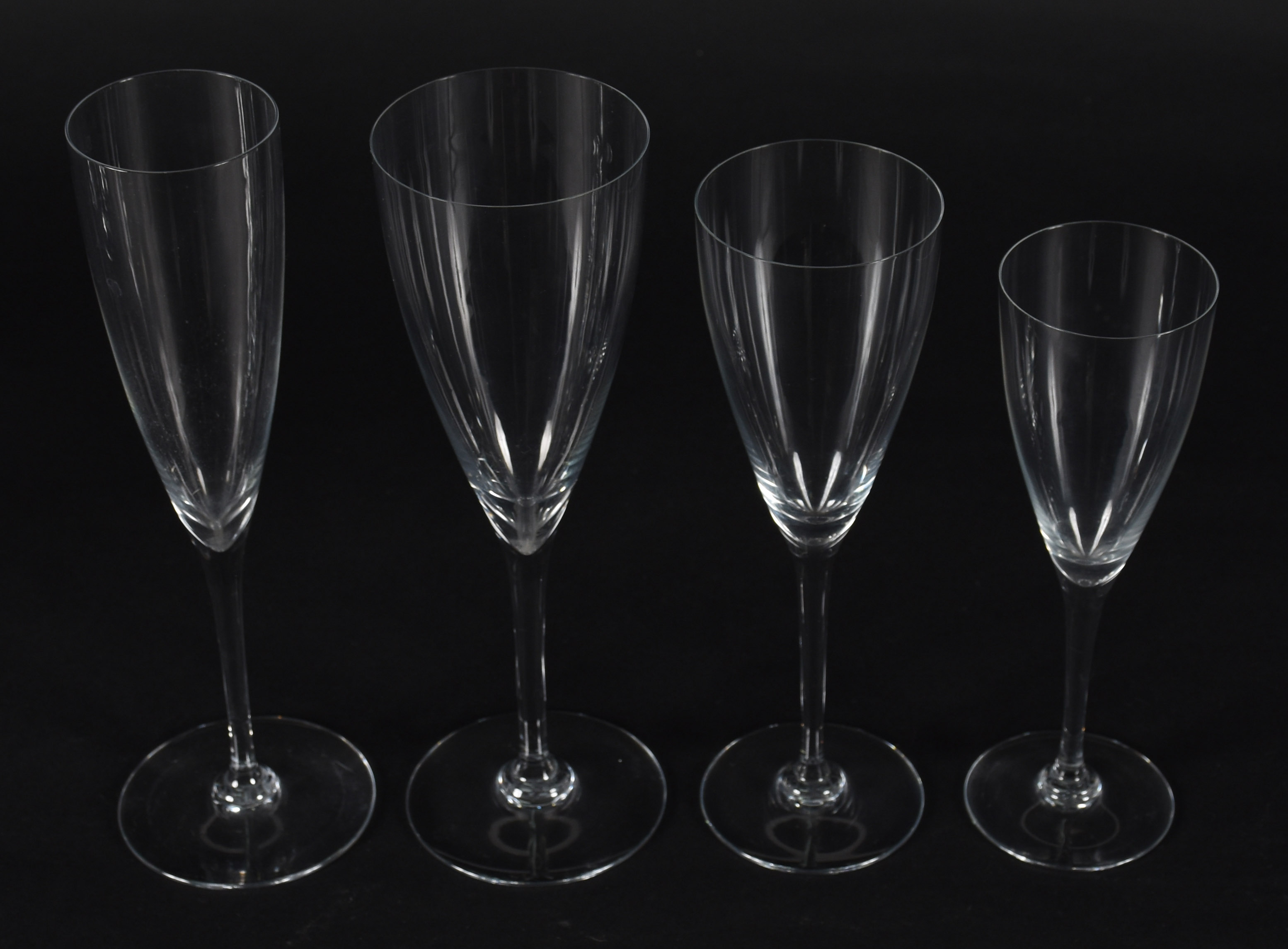 BACCARAT , parte de serviço de cristal liso sendo , 4 para água , 3... - foto 2 de 4