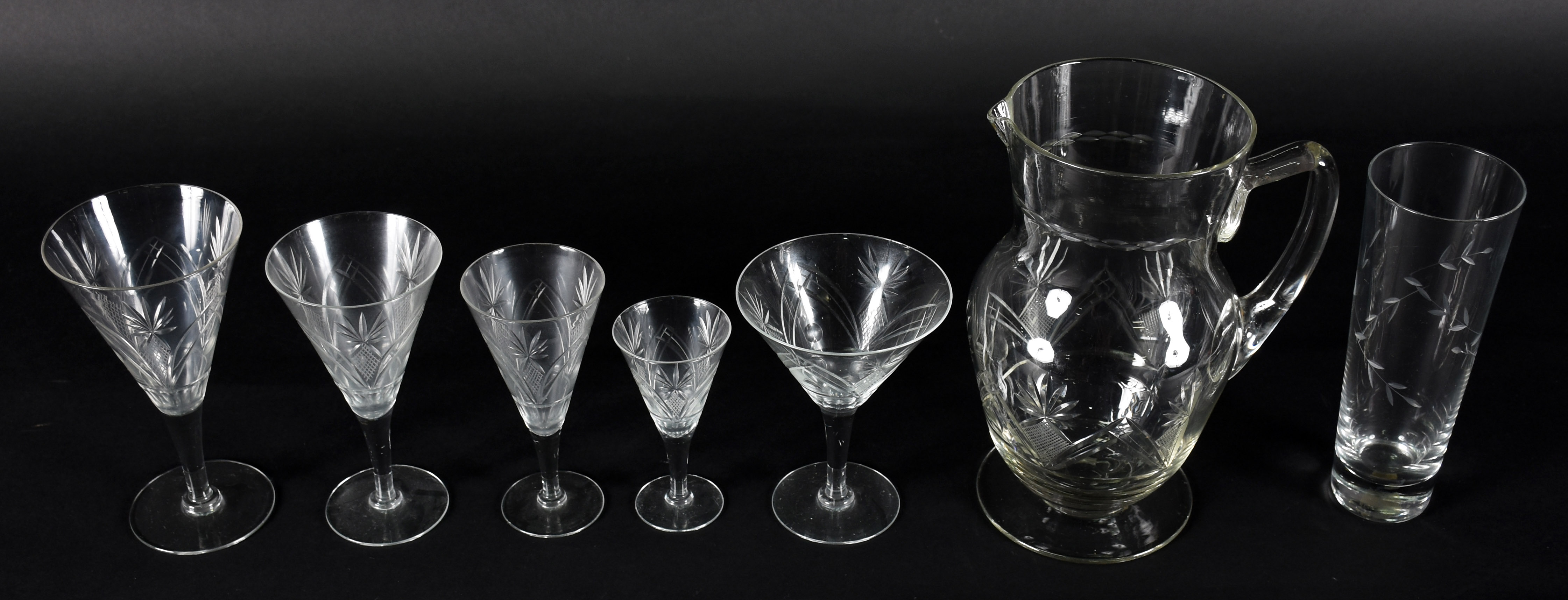 Serviço de cristal composto de 12 taças para vinho tinto , 11 para... - foto 3 de 5