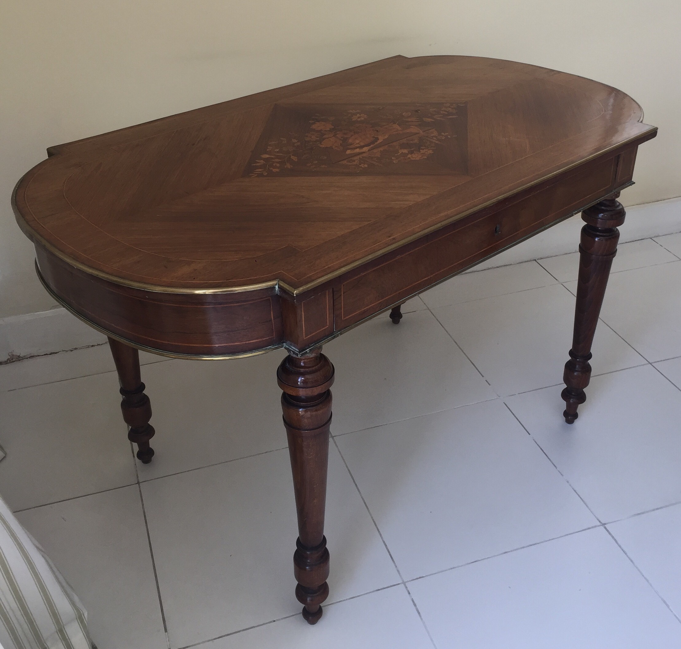 Mesa de apresentação de madeira nobre, estilo frances, tampo com... - foto 1 de 4