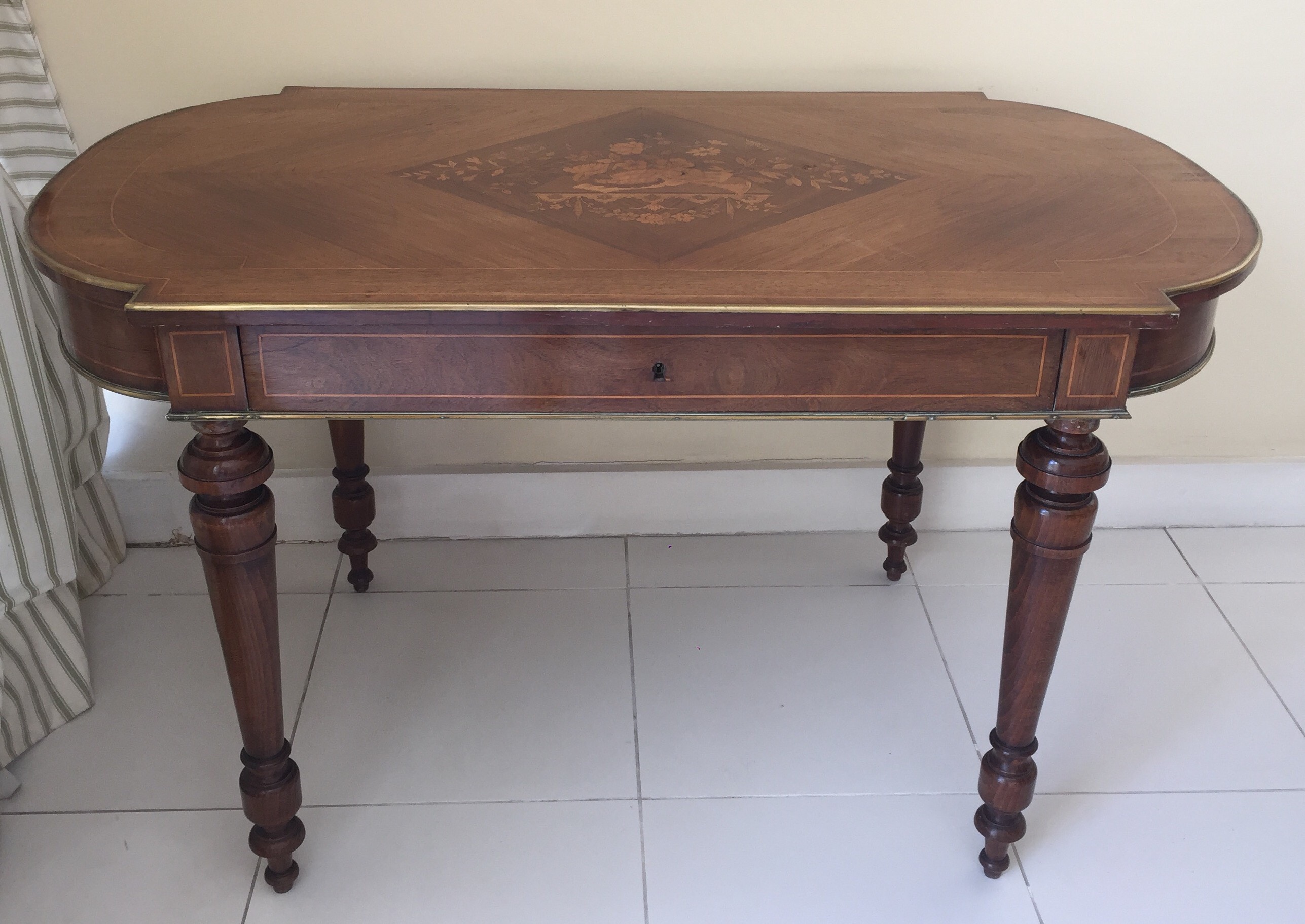 Mesa de apresentação de madeira nobre, estilo frances, tampo com... - foto 2 de 4