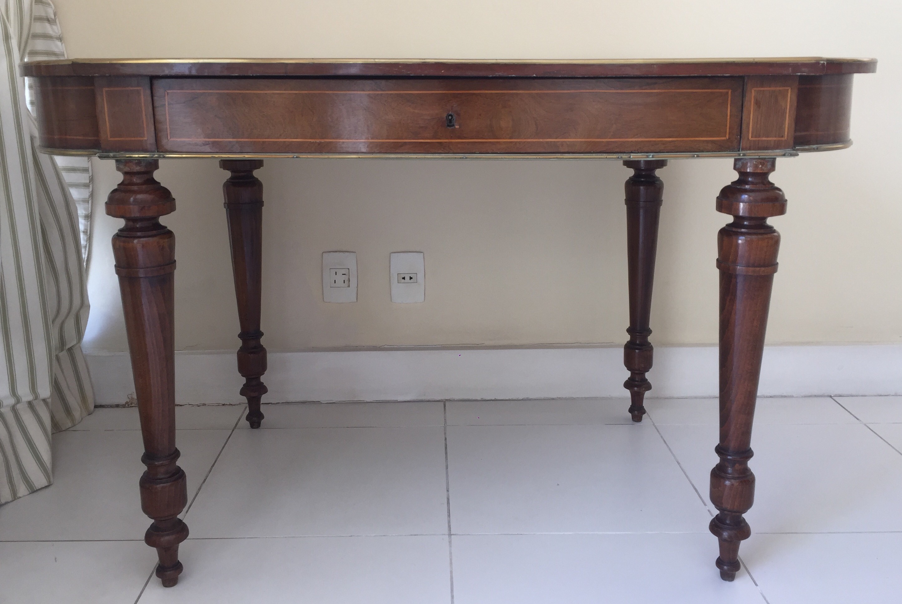 Mesa de apresentação de madeira nobre, estilo frances, tampo com... - foto 3 de 4