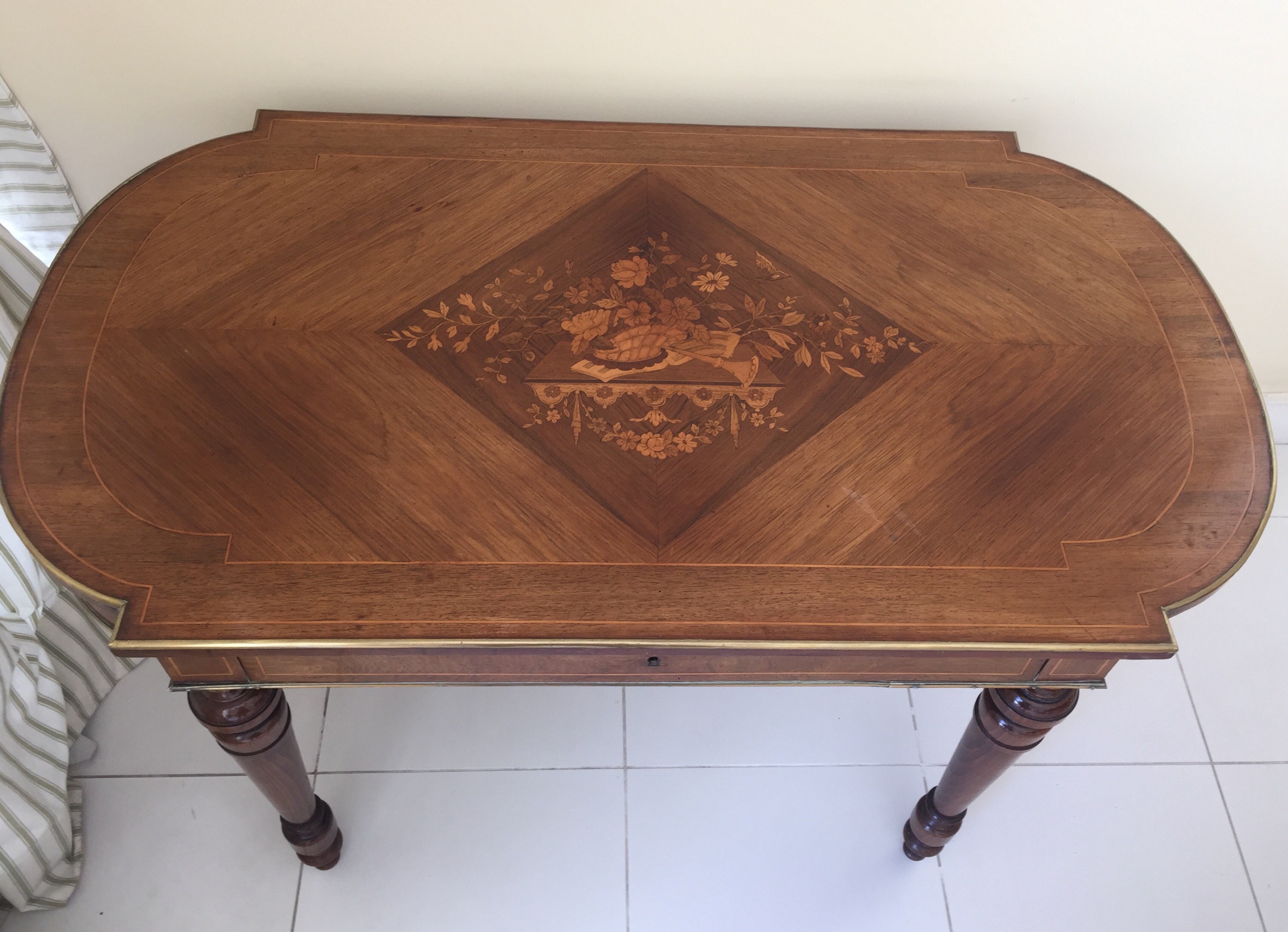 Mesa de apresentação de madeira nobre, estilo frances, tampo com... - foto 4 de 4