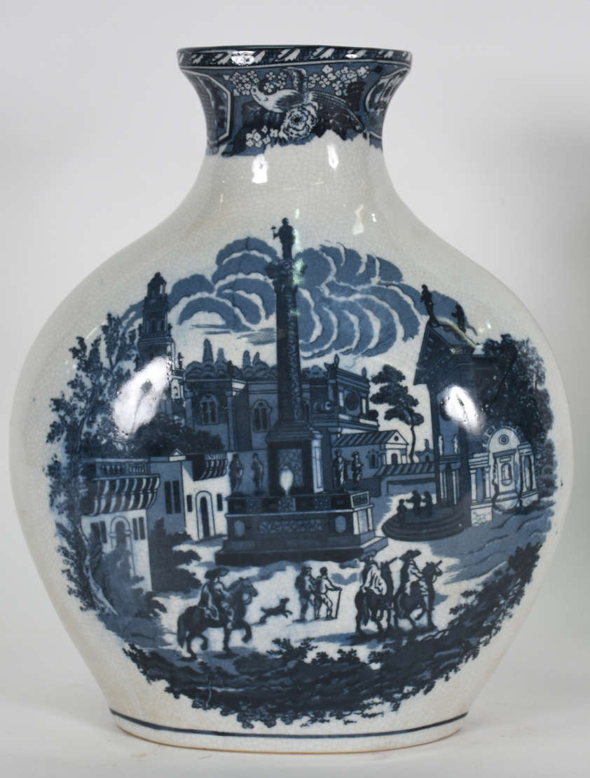 Jarro oriental de porcelana azul e branco decorada com cenas de... - foto 1 de 3