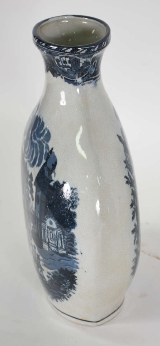 Jarro oriental de porcelana azul e branco decorada com cenas de... - foto 2 de 3