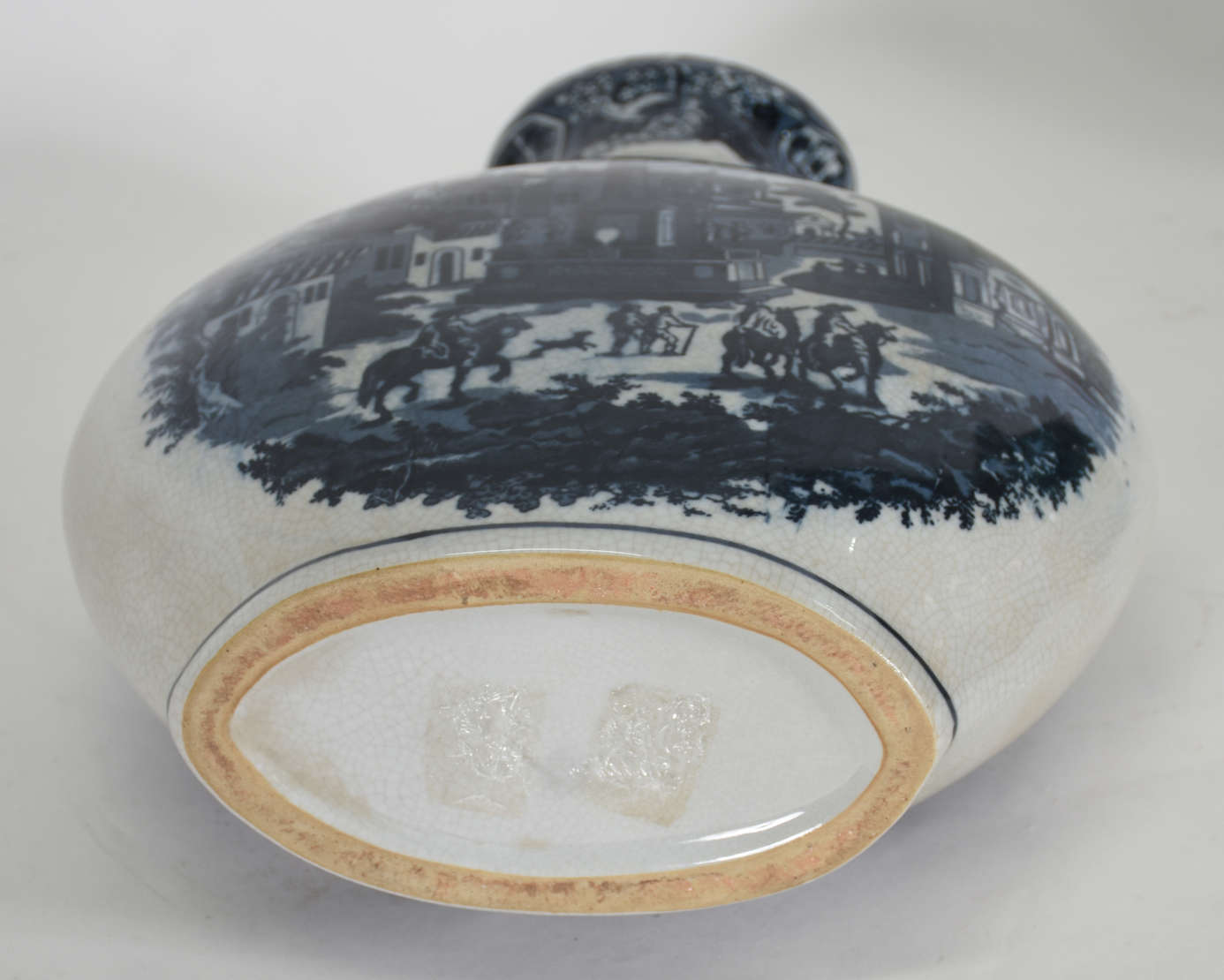 Jarro oriental de porcelana azul e branco decorada com cenas de... - foto 3 de 3