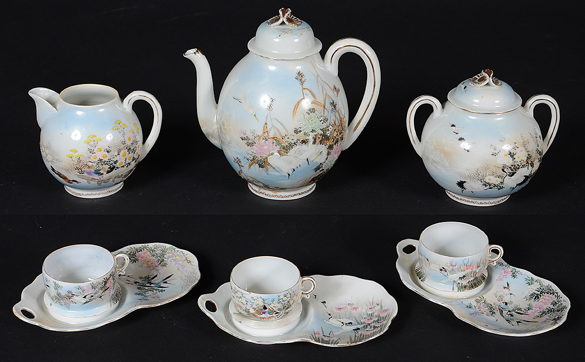 Serviço de chá de porcelana oriental, sendo: 3 xícaras, bule...