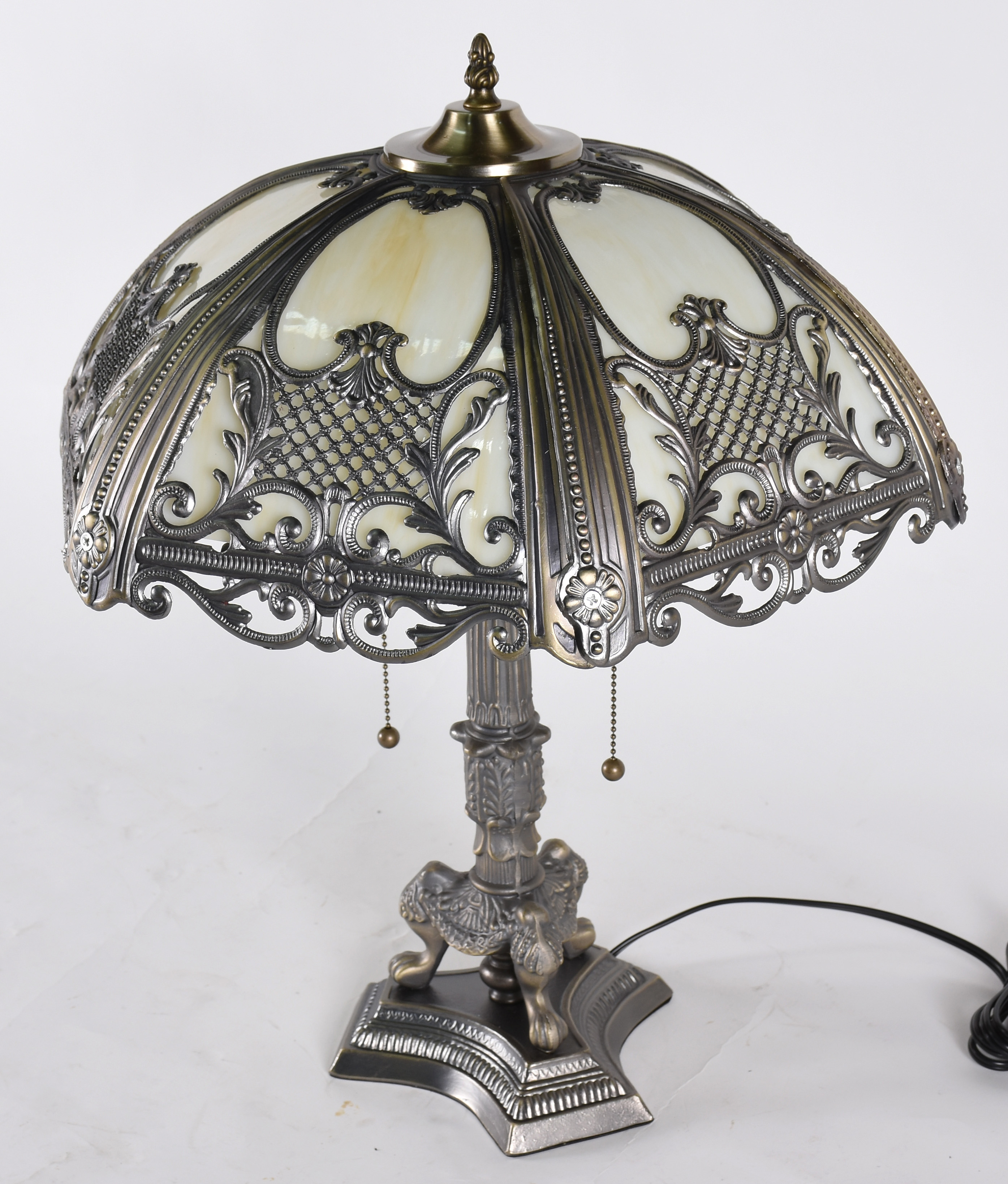 Luminária estilo Tiffany com base de metal e cúpula de vidro mesclado... - foto 2 de 4