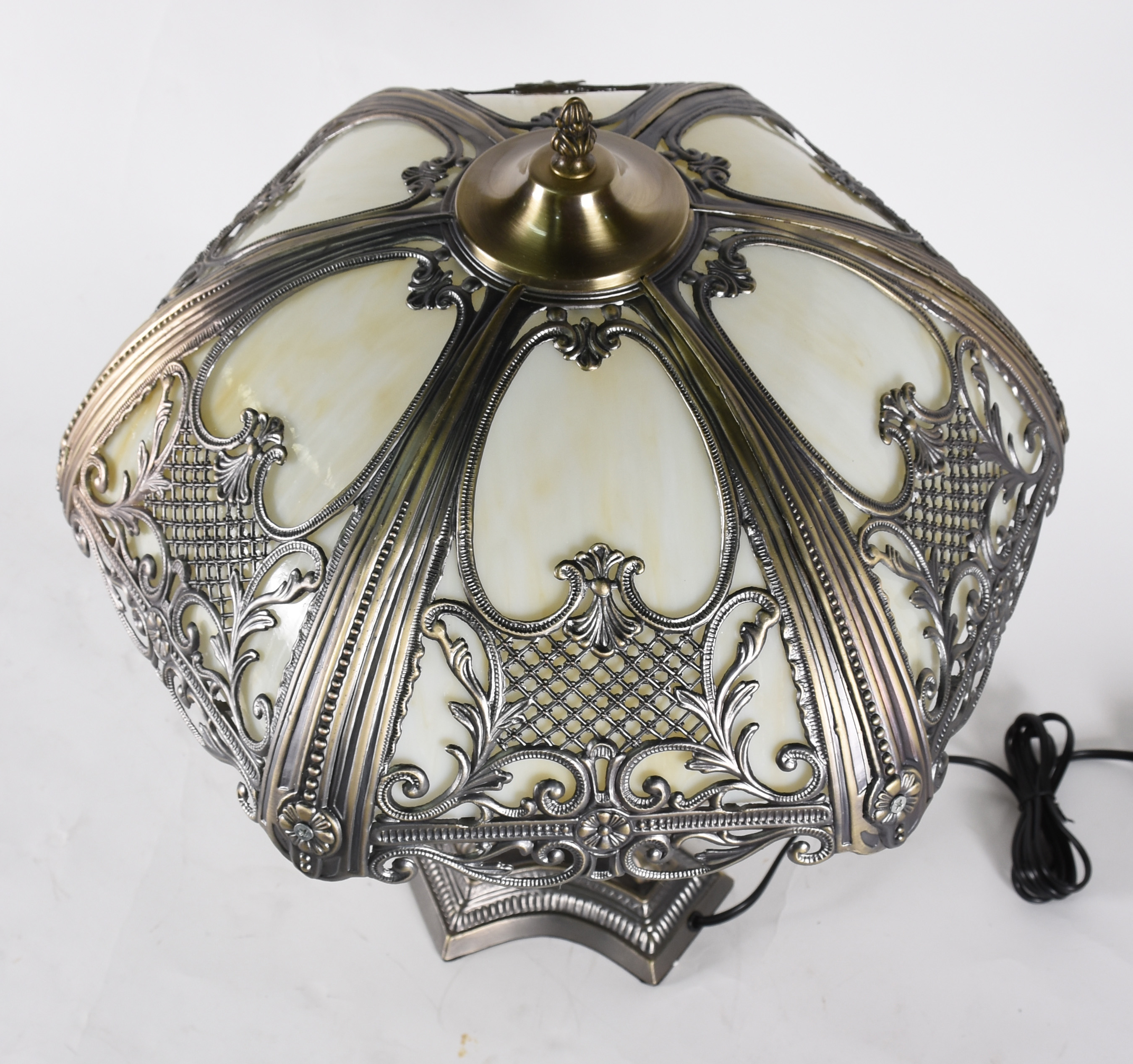 Luminária estilo Tiffany com base de metal e cúpula de vidro mesclado... - foto 4 de 4