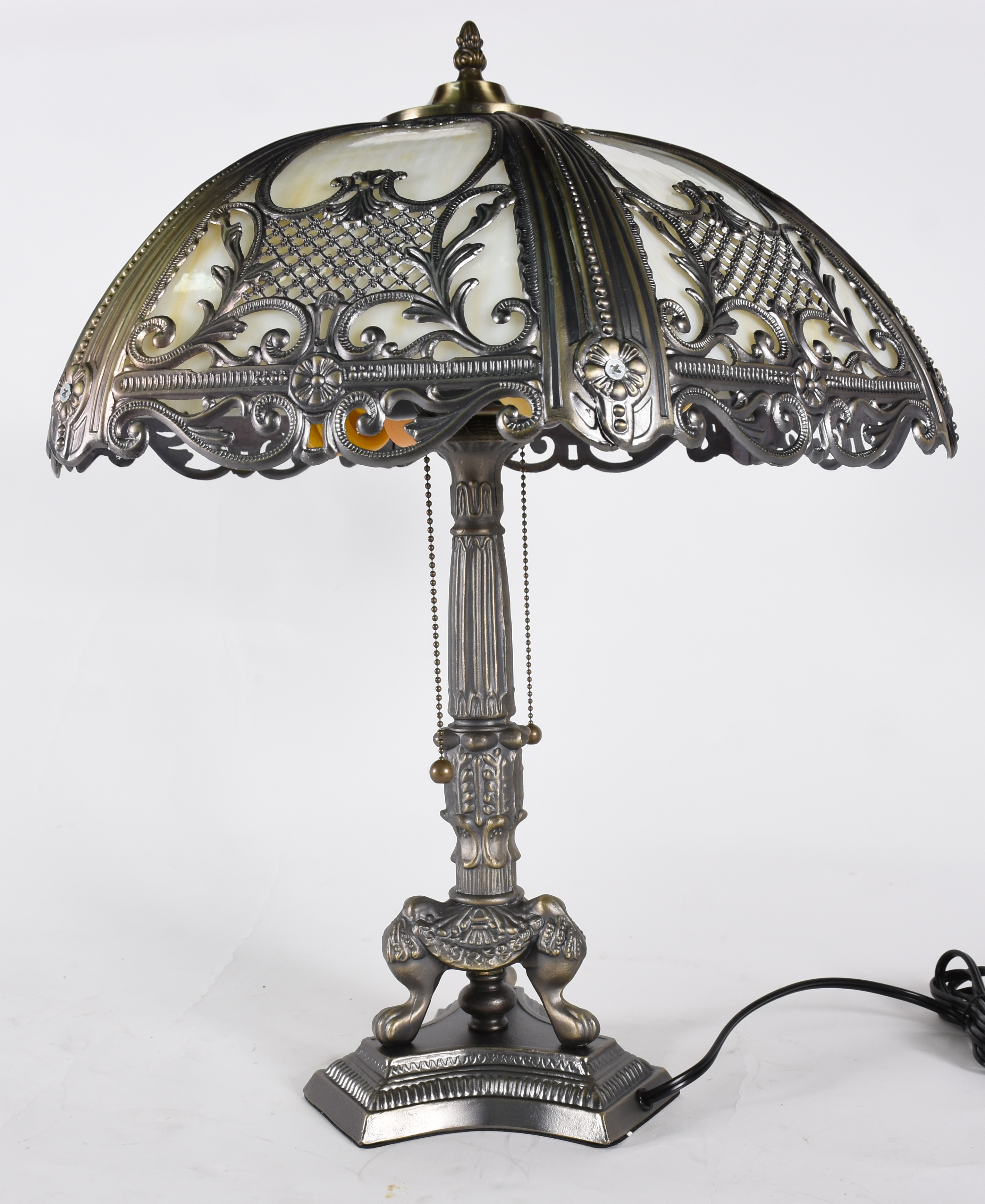 Luminária estilo Tiffany com base de metal e cúpula de vidro mesclado... - foto 3 de 4