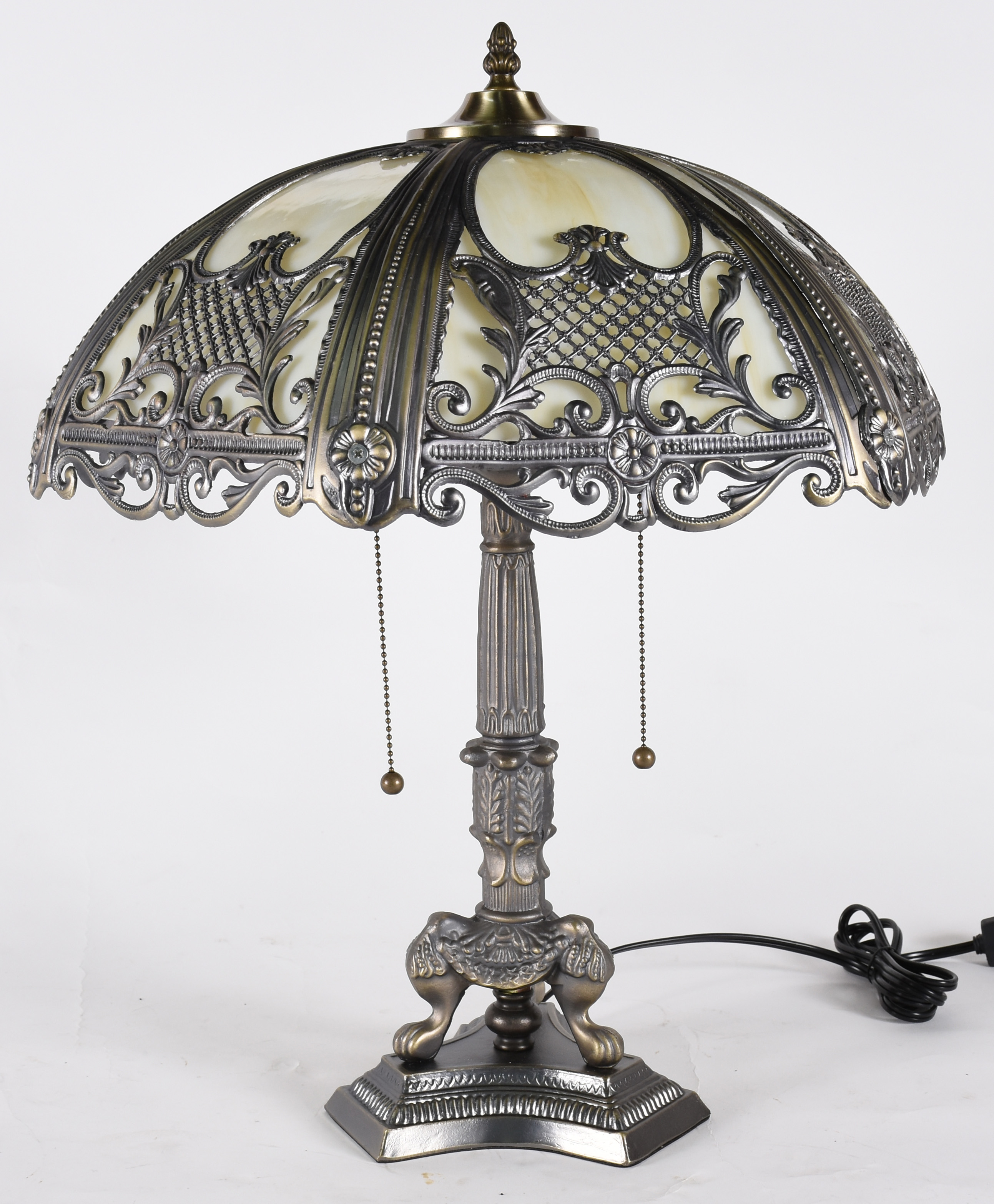 Luminária estilo Tiffany com base de metal e cúpula de vidro mesclado... - foto 1 de 4