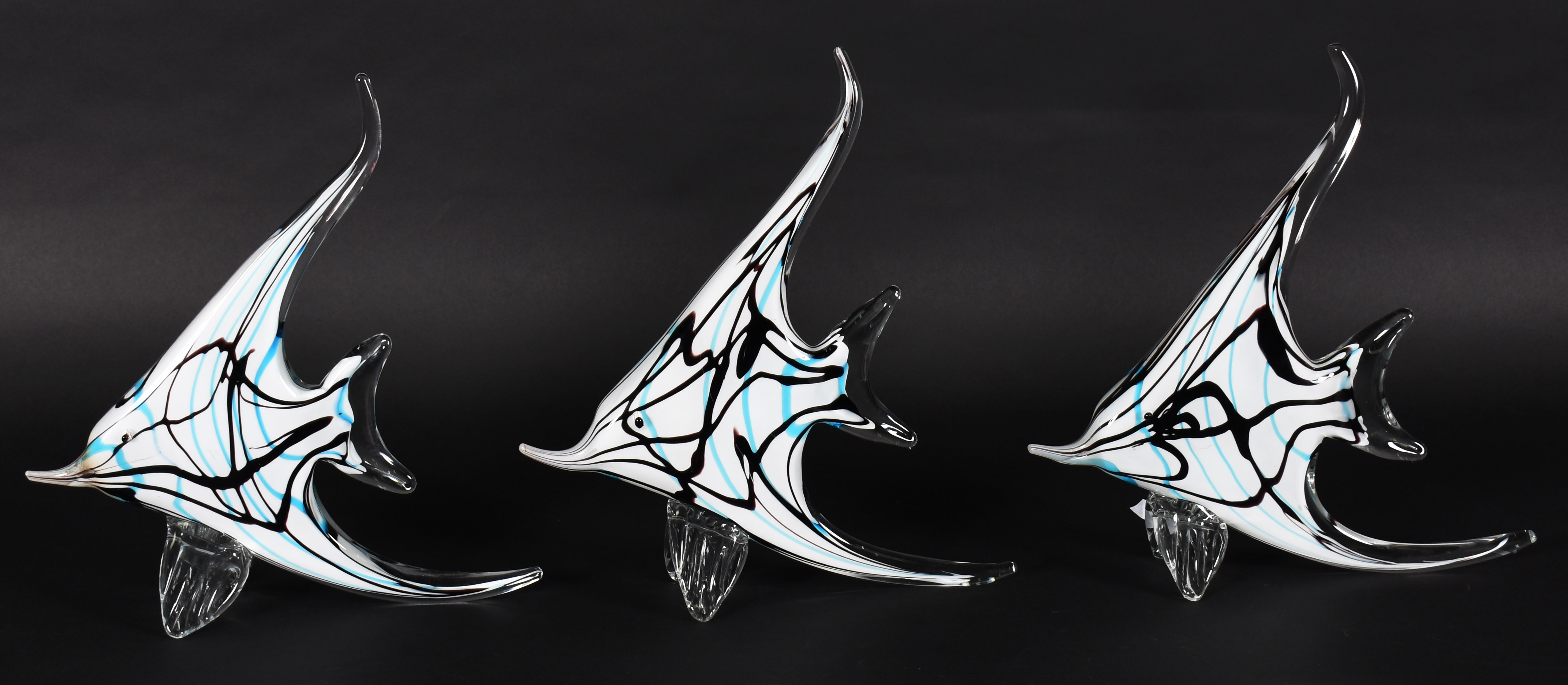 Três peixes de Murano na cor branca com frisos em azul turquesa e... - foto 1 de 3