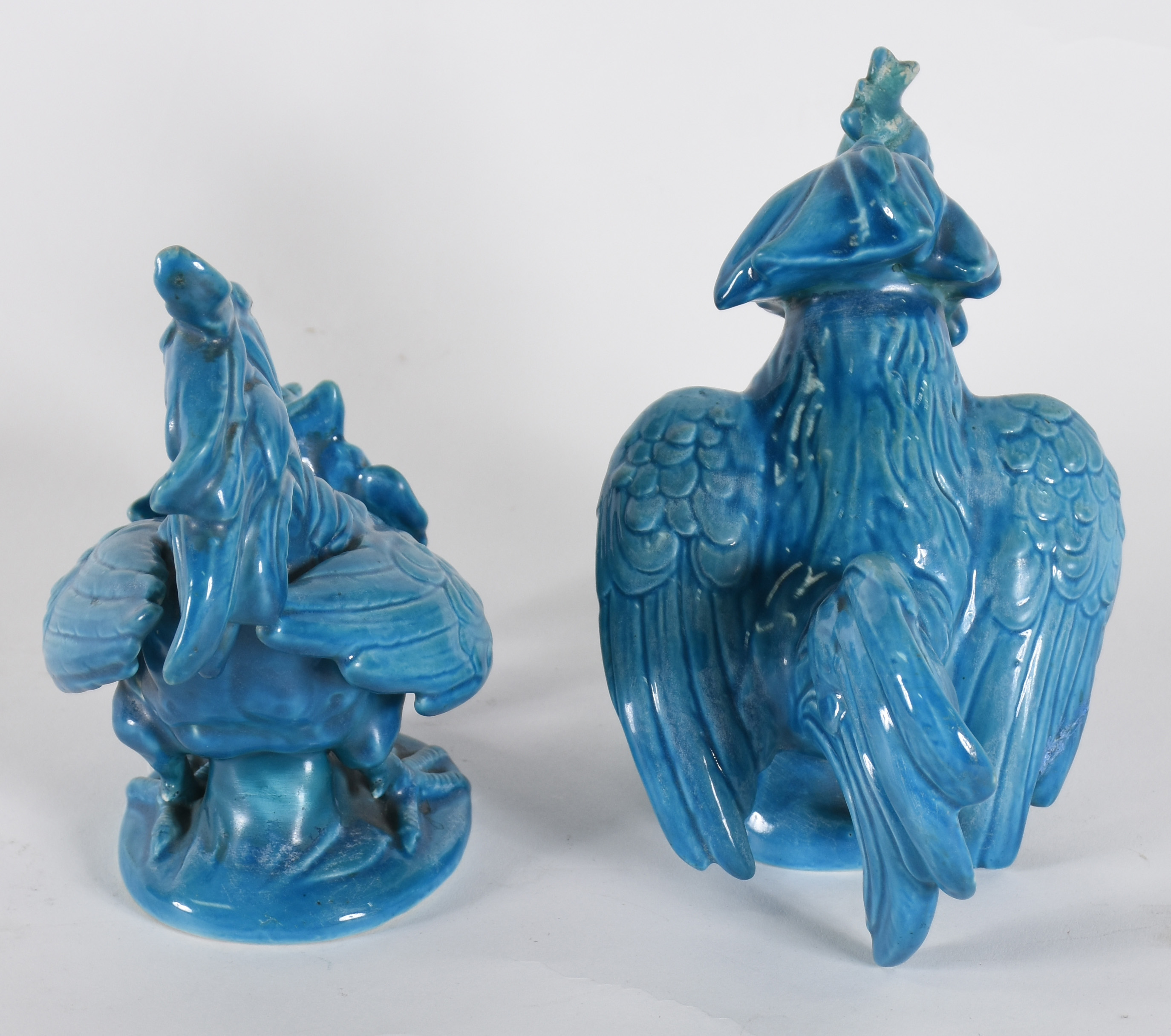 Par de galos de porcelana azul, uma das asas com pequena parte colada. - foto 3 de 4