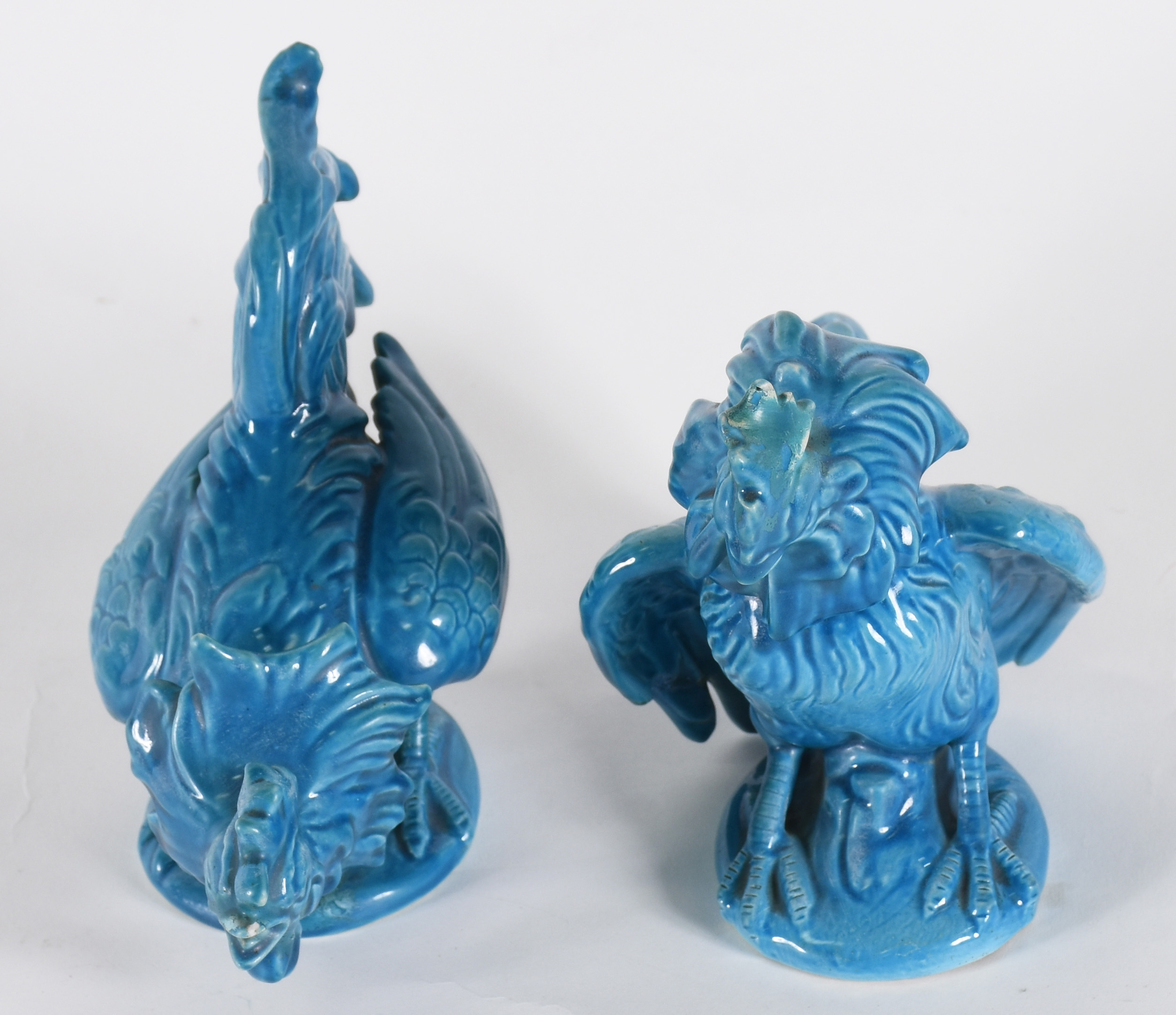 Par de galos de porcelana azul, uma das asas com pequena parte colada. - foto 2 de 4